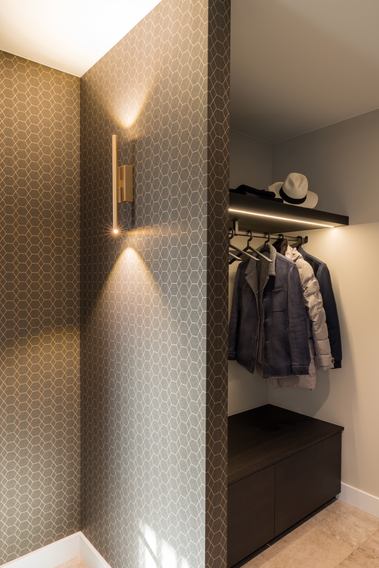 lampade da parete e sospensioni sottili: ingresso con motivo a nido d’ape sulle pareti, lampada verticale calda e area, Luxury, Design, Exclusive, Modern, Custom Made, Special, Beautiful