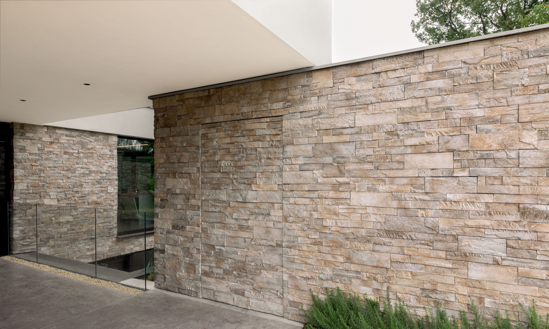 rivestimento in pietra naturale: Dettaglio del con separatore in vetro e sporto pulito, Luxury, Design, Exclusive, Modern, Custom Made, Special, Beautiful