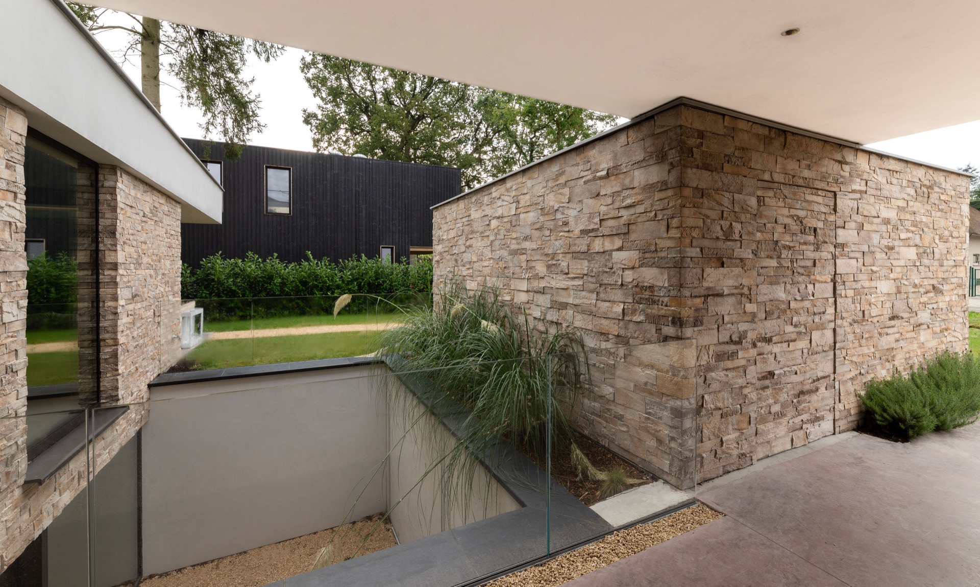 rivestimento in pietra naturale: cortile tra pareti in pietra naturale con chiusura in vetro e prato, Luxury, Design, Exclusive, Modern, Custom Made, Special, Beautiful