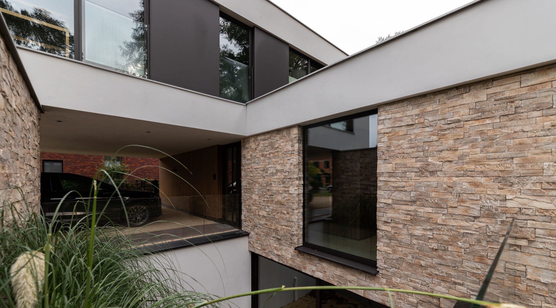 rivestimento in pietra naturale: dettaglio d’angolo del muro in pietra naturale con pannelli in vetro e percorso giardino, Luxury, Design, Exclusive, Modern, Custom Made, Special, Beautiful