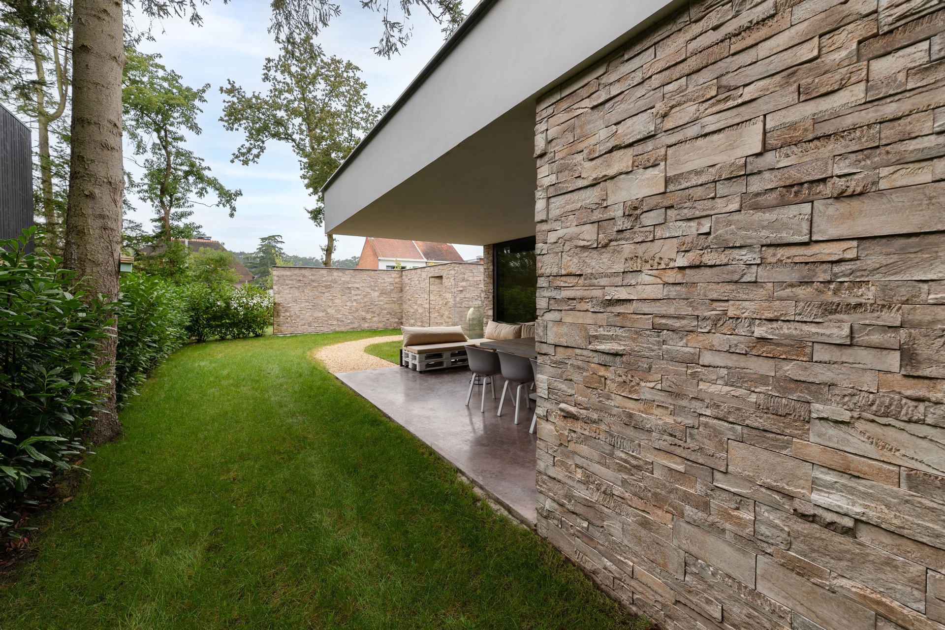rivestimento in pietra naturale: dettaglio di un’apertura di facciata coperta con pareti in pietra naturale e pannelli in, Luxury, Design, Exclusive, Modern, Custom Made, Special, Beautiful