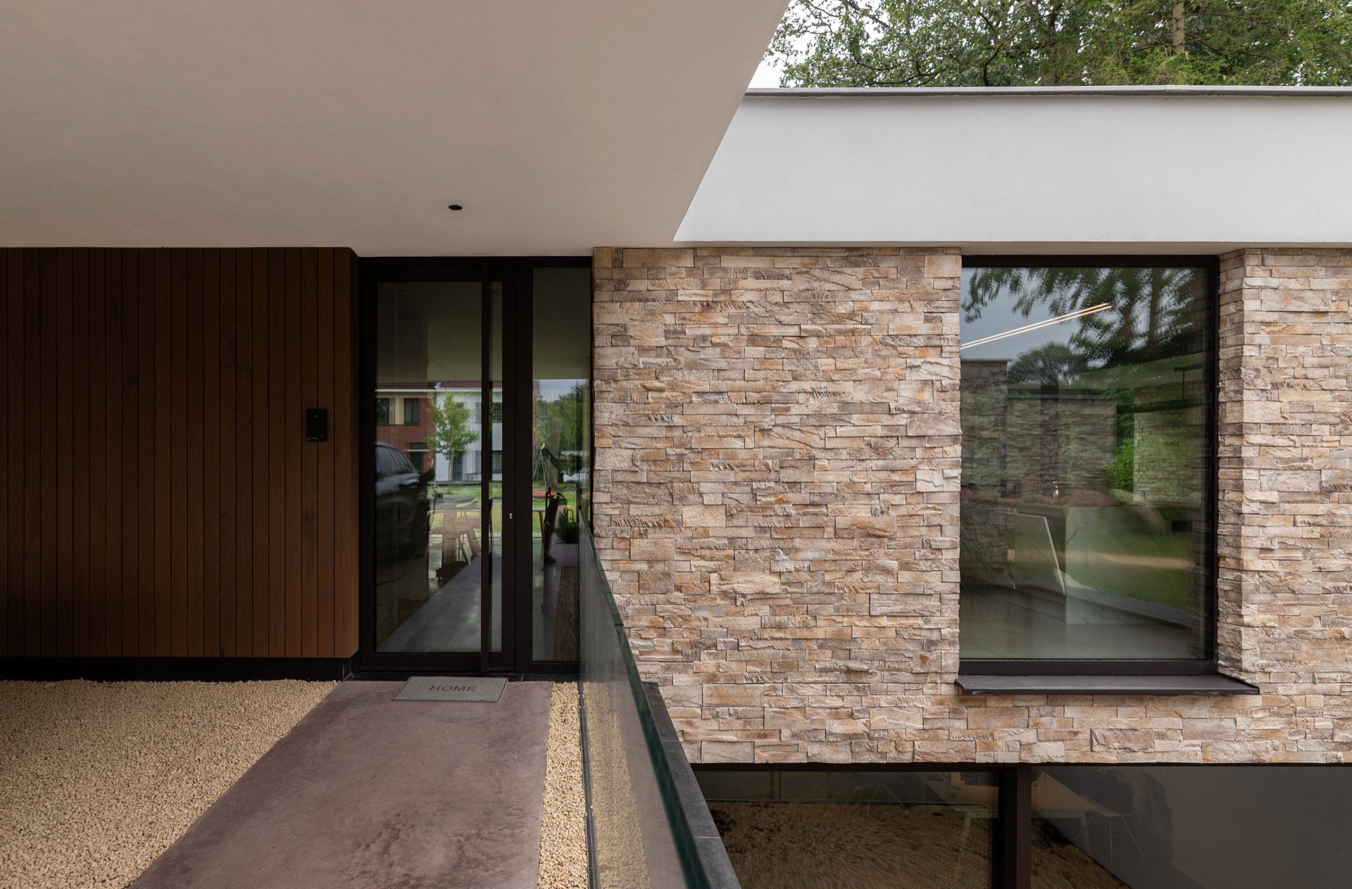 rivestimento in pietra naturale: dettaglio close-up di un muro in pietra naturale con toni caldi e vegetazione alla base, Luxury, Design, Exclusive, Modern, Custom Made, Special, Beautiful