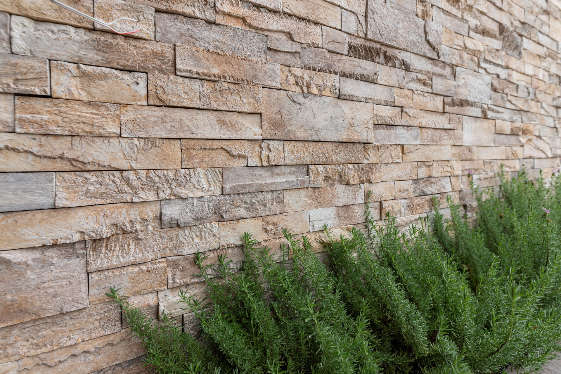 rivestimento in pietra naturale: dettaglio di facciata con parete in pietra naturale, grandi finestre e rivestimento in legno, Luxury, Design, Exclusive, Modern, Custom Made, Special, Beautiful