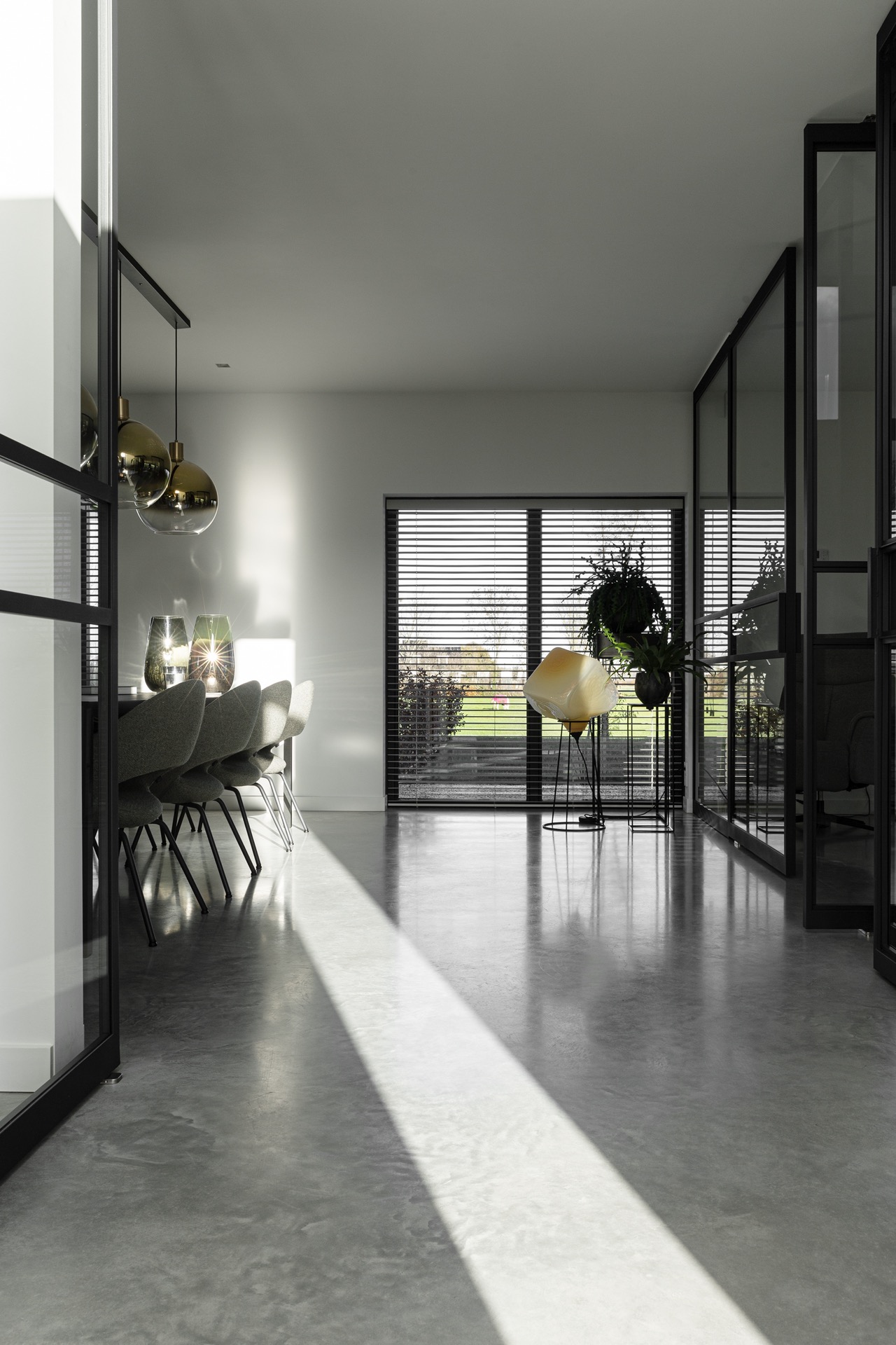 pareti in cemento decorativo: soggiorno con pavimento in cemento grigio e grandi finestre con telai neri, Luxury, Design, Exclusive, Modern, Custom Made, Special, Beautiful