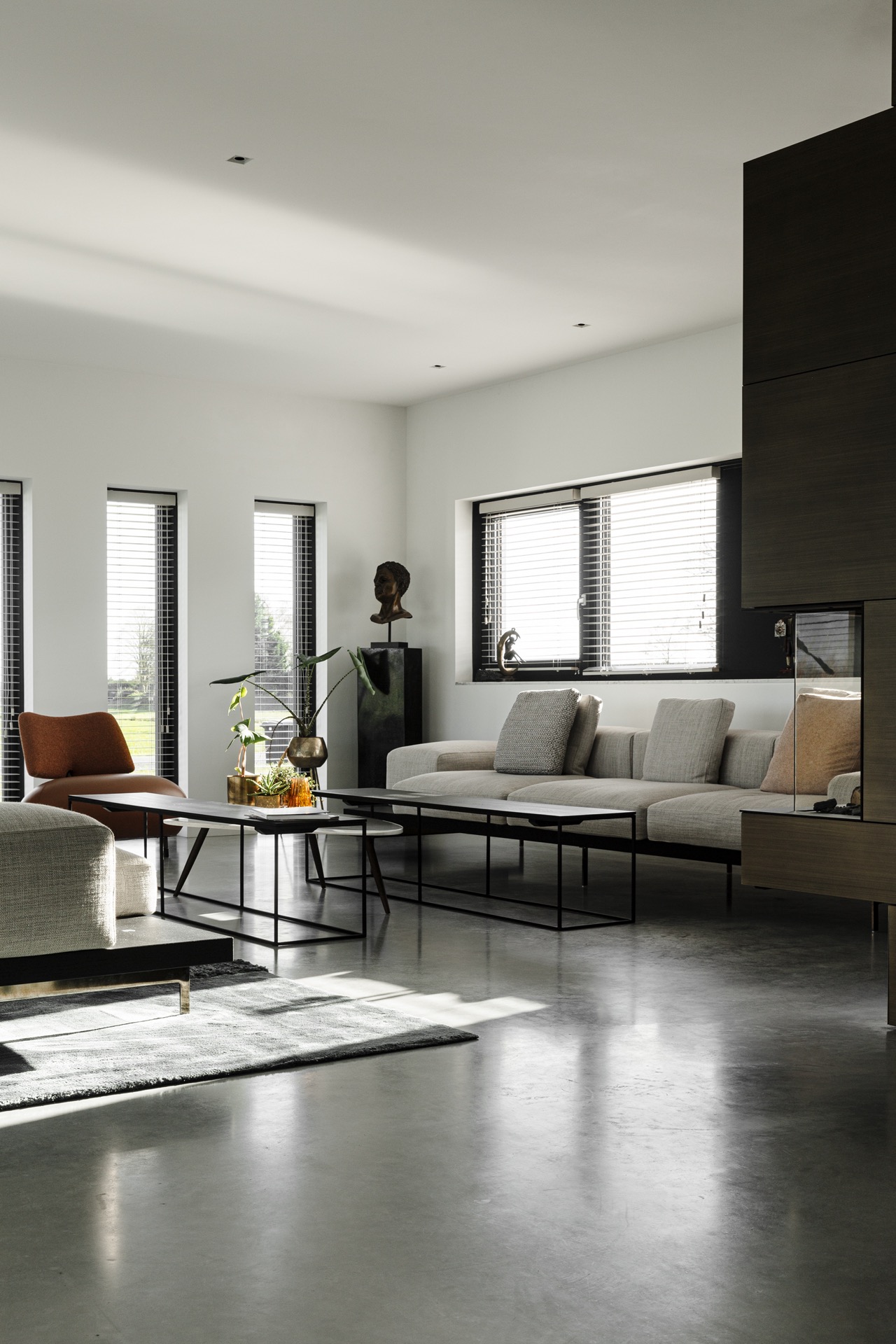 pareti in cemento decorativo: soggiorno con pavimento in cemento grigio e telai neri con lamelle orizzontali, Luxury, Design, Exclusive, Modern, Custom Made, Special, Beautiful