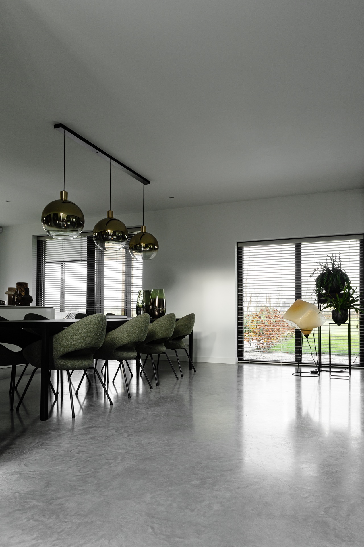pareti in cemento decorativo: zona pranzo in open space con pavimento in cemento grigio e grandi finestre con persiane, Luxury, Design, Exclusive, Modern, Custom Made, Special, Beautiful