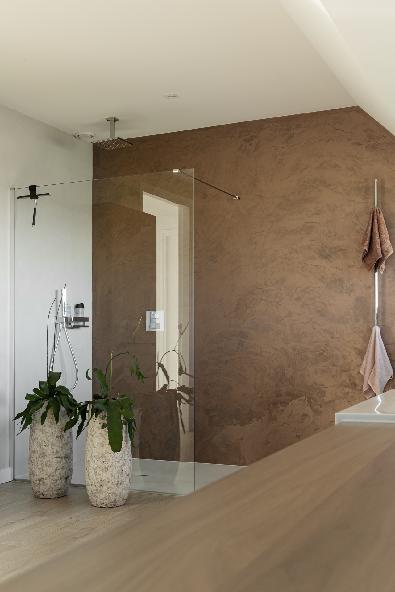 pareti in cemento decorativo: bagno con parete in beton ciré color bronzo e divisorio doccia in vetro, Luxury, Design, Exclusive, Modern, Custom Made, Special, Beautiful