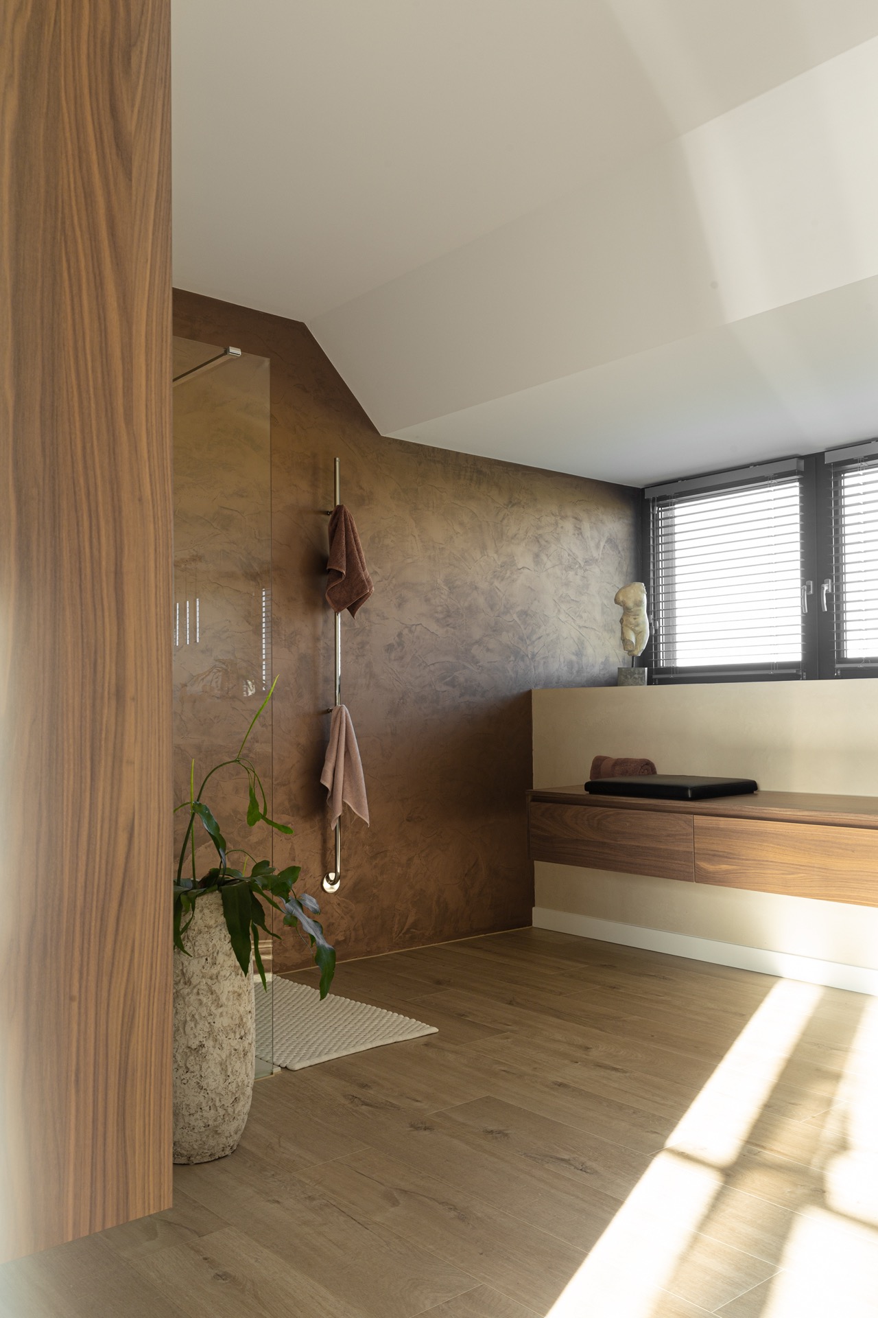 pareti in cemento decorativo: dettaglio bagno con pareti in beton ciré bronzo e divisorio doccia in vetro, Luxury, Design, Exclusive, Modern, Custom Made, Special, Beautiful
