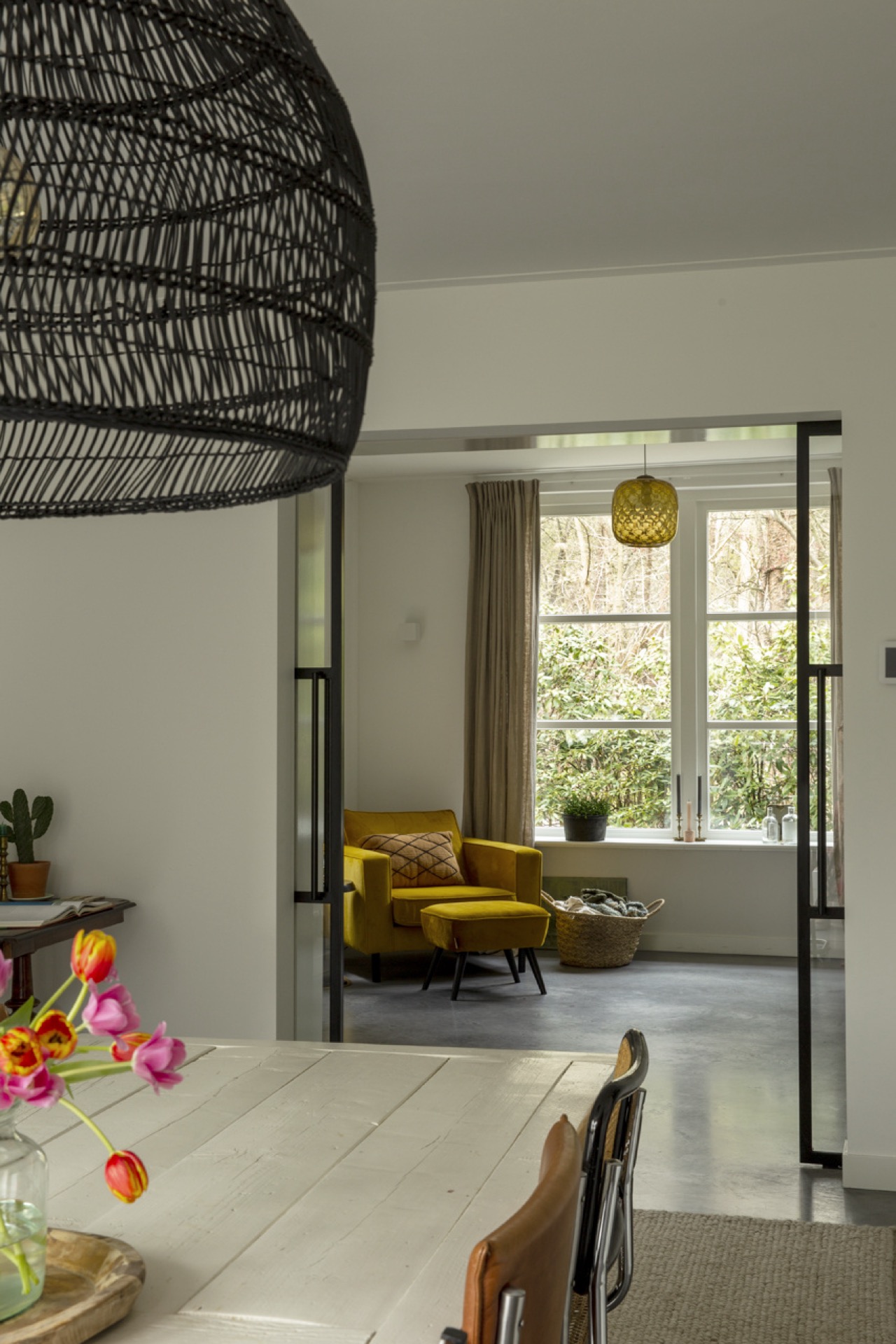 pavimento in cemento frattazzato continuo tra cucina e soggiorno: dettaglio della lampada a sospensione e del pavimento in, Luxury, Design, Exclusive, Modern, Custom Made, Special, Beautiful