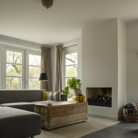 Twee-onder-een-kapwoning in Maarsbergen met een gevlinderde betonvloer