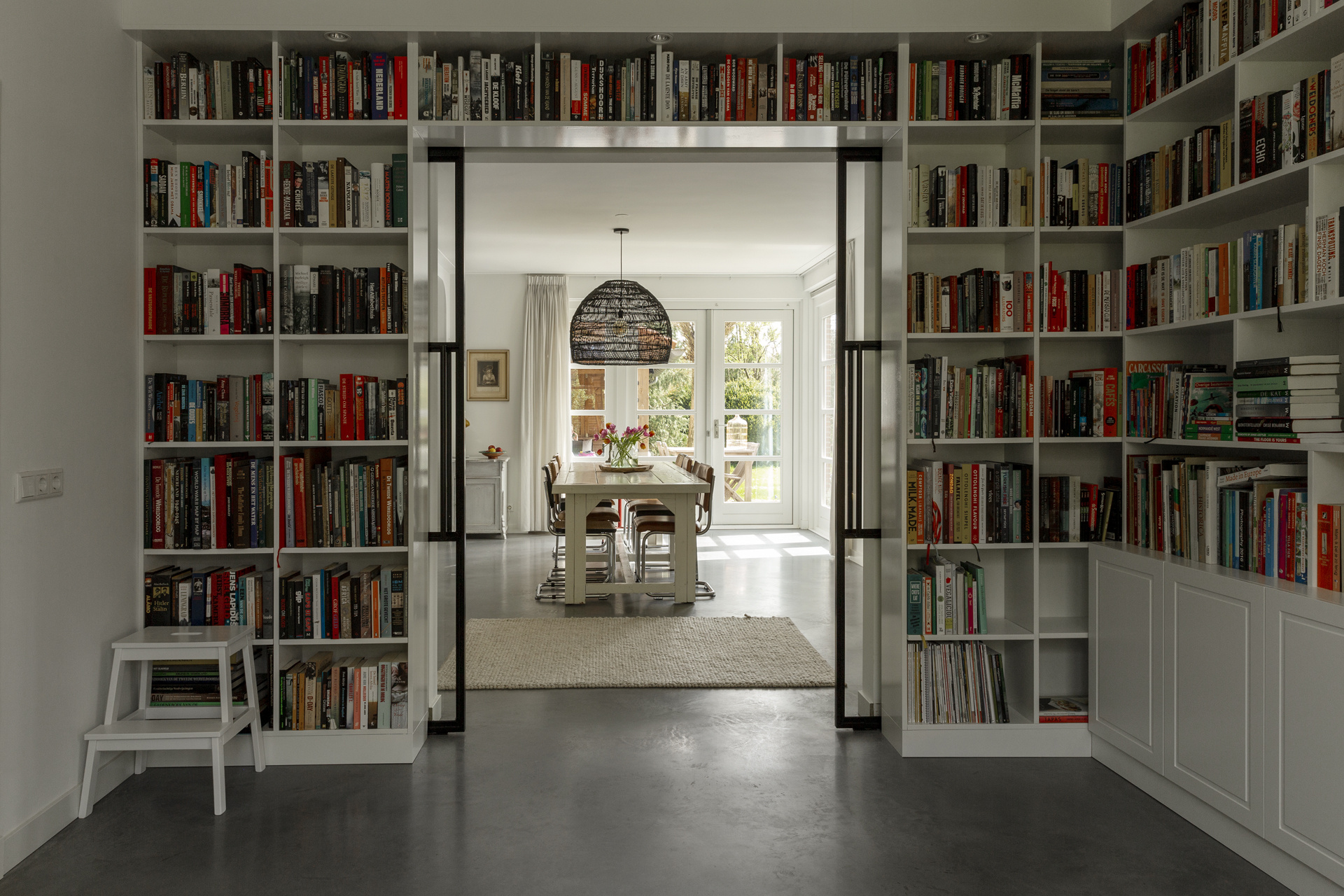 pavimento in cemento frattazzato continuo tra cucina e soggiorno: vista dalla parete libreria integrata verso la sala da, Luxury, Design, Exclusive, Modern, Custom Made, Special, Beautiful