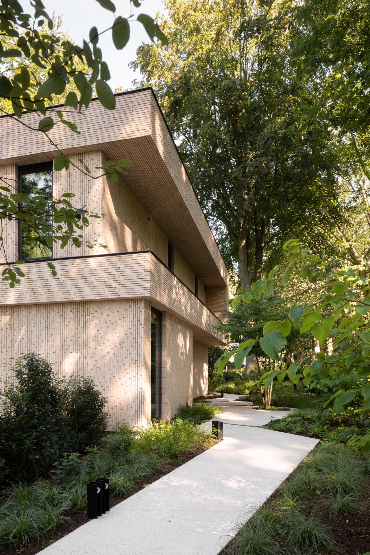 villa moderna in mattoni beige: dettaglio della facciata in mattoni beige e apertura della finestra con vialetto accanto, Luxury, Design, Exclusive, Modern, Custom Made, Special, Beautiful