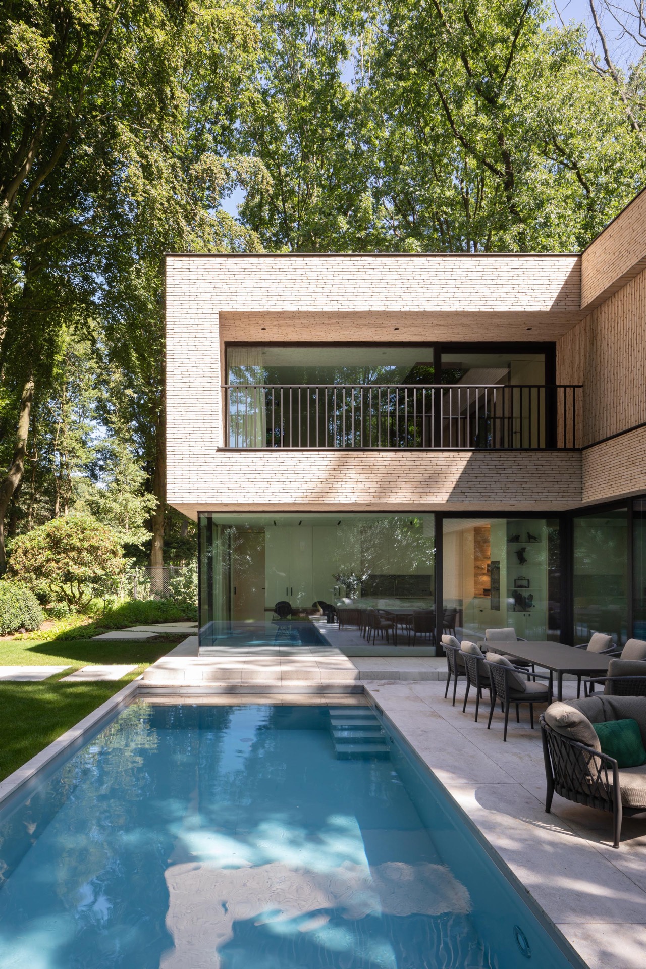villa moderna in mattoni beige: piscina rettangolare con terrazza moderna e grande facciata in vetro in villa beige, Luxury, Design, Exclusive, Modern, Custom Made, Special, Beautiful