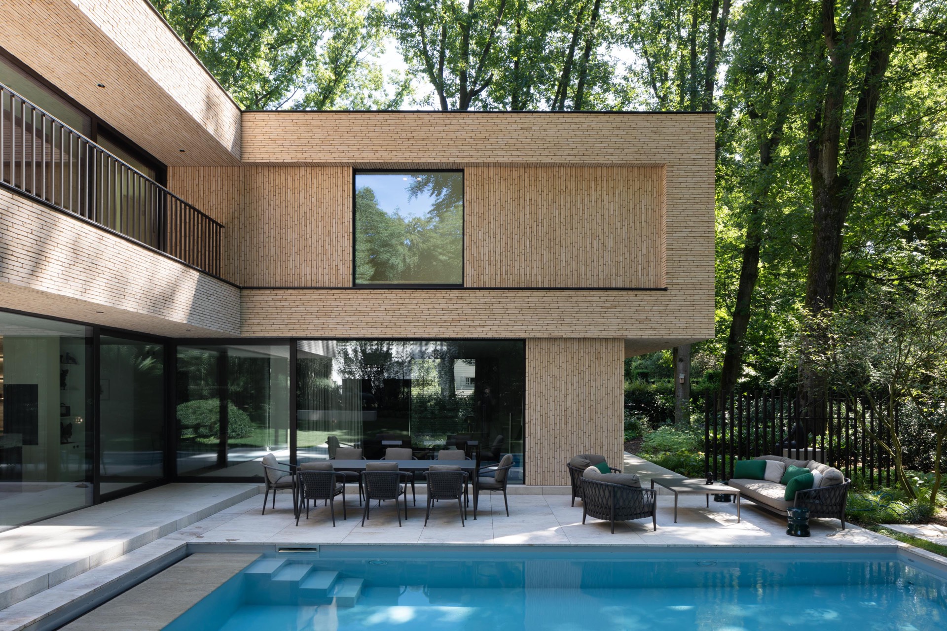 villa moderna in mattoni beige: terrazza con area sedute e grande facciata in vetro accanto a una piscina rettangolare, Luxury, Design, Exclusive, Modern, Custom Made, Special, Beautiful