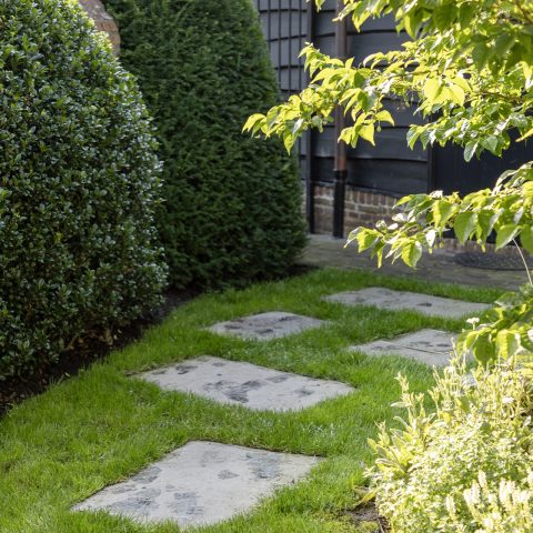 Intieme boerderij tuin rond gerenoveerde hoeve