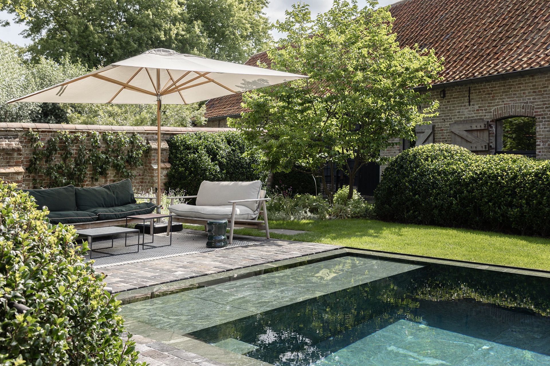 giardino di fattoria con piscina: angolo lounge con ombrellone accanto alla piscina in giardino di fattoria, terrazza in, Luxury, Design, Exclusive, Modern, Custom Made, Special, Beautiful