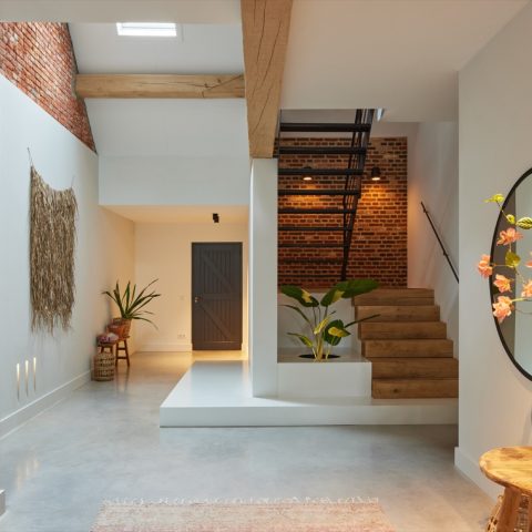 Natural light and a mediterranean-inspired atmosphere with exposed wooden beams