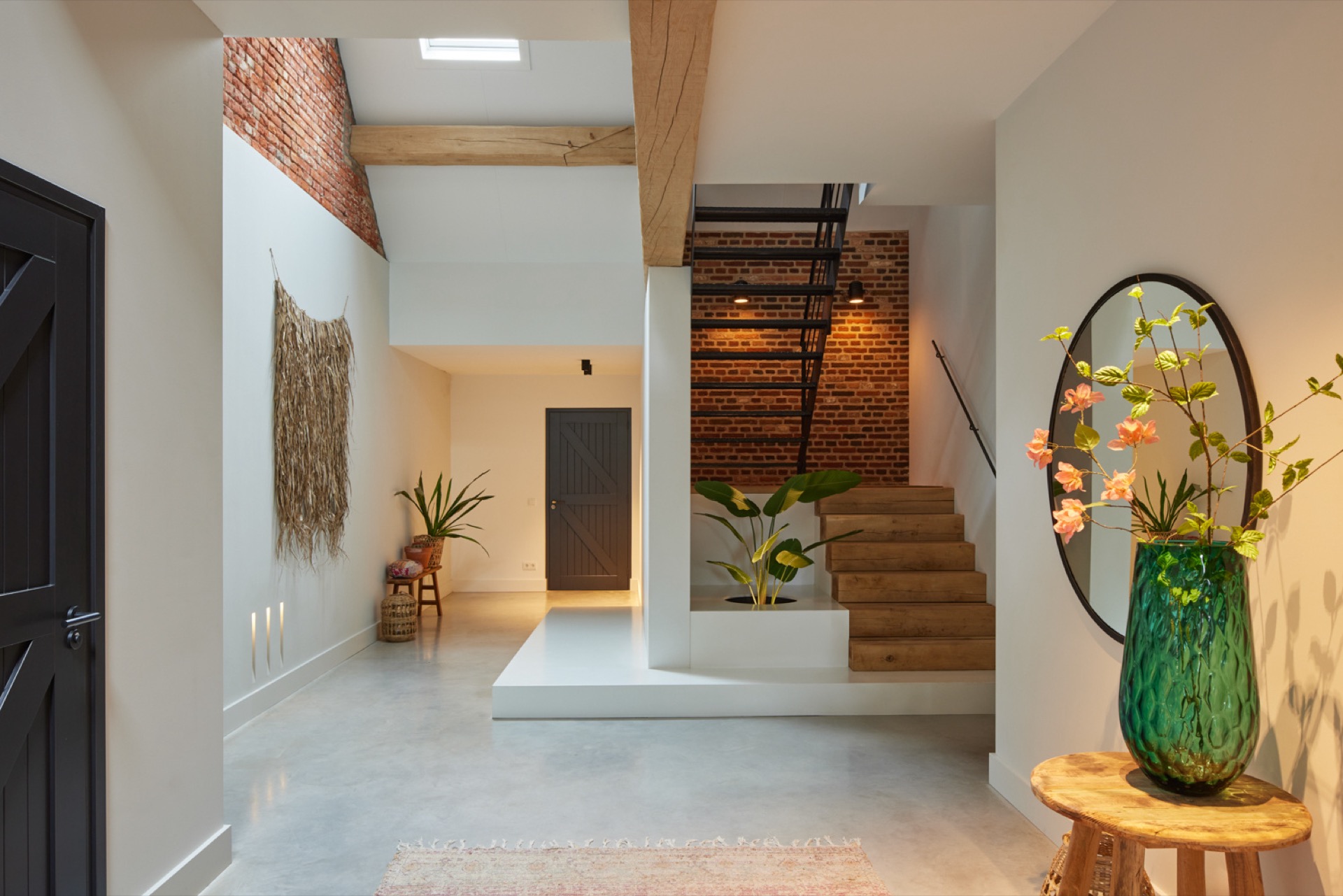 mediterranean-inspired interior with natural light and exposed wooden beams: hall with open vide, brick wall section, and, Luxe, Design, Exclusief, Modern, Maatwerk, Bijzondere, Mooie