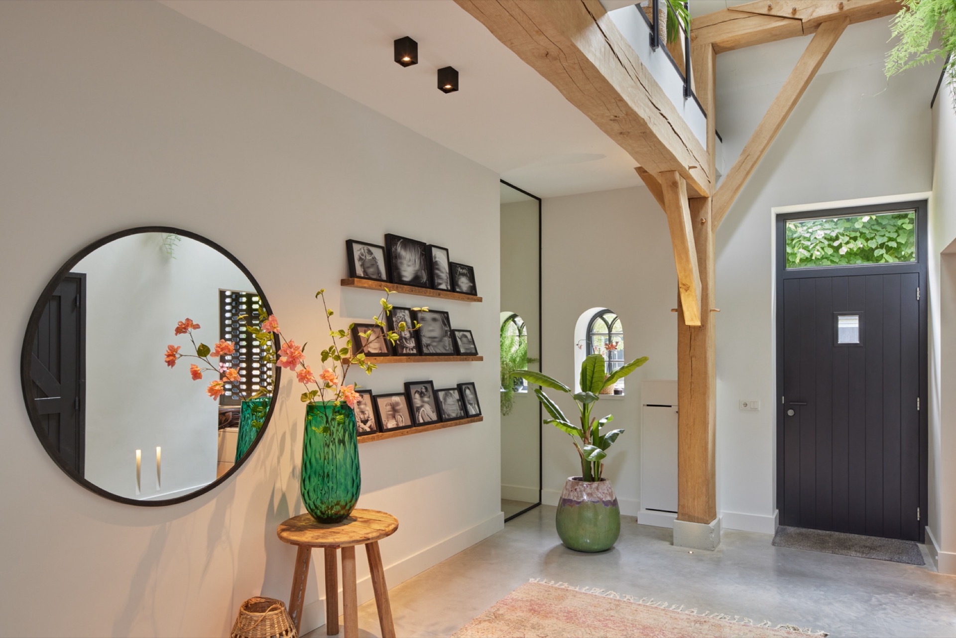 mediterranean-inspired interior with natural light and exposed wooden beams: stairwell with visible wooden beams and warm, Luxe, Design, Exclusief, Modern, Maatwerk, Bijzondere, Mooie