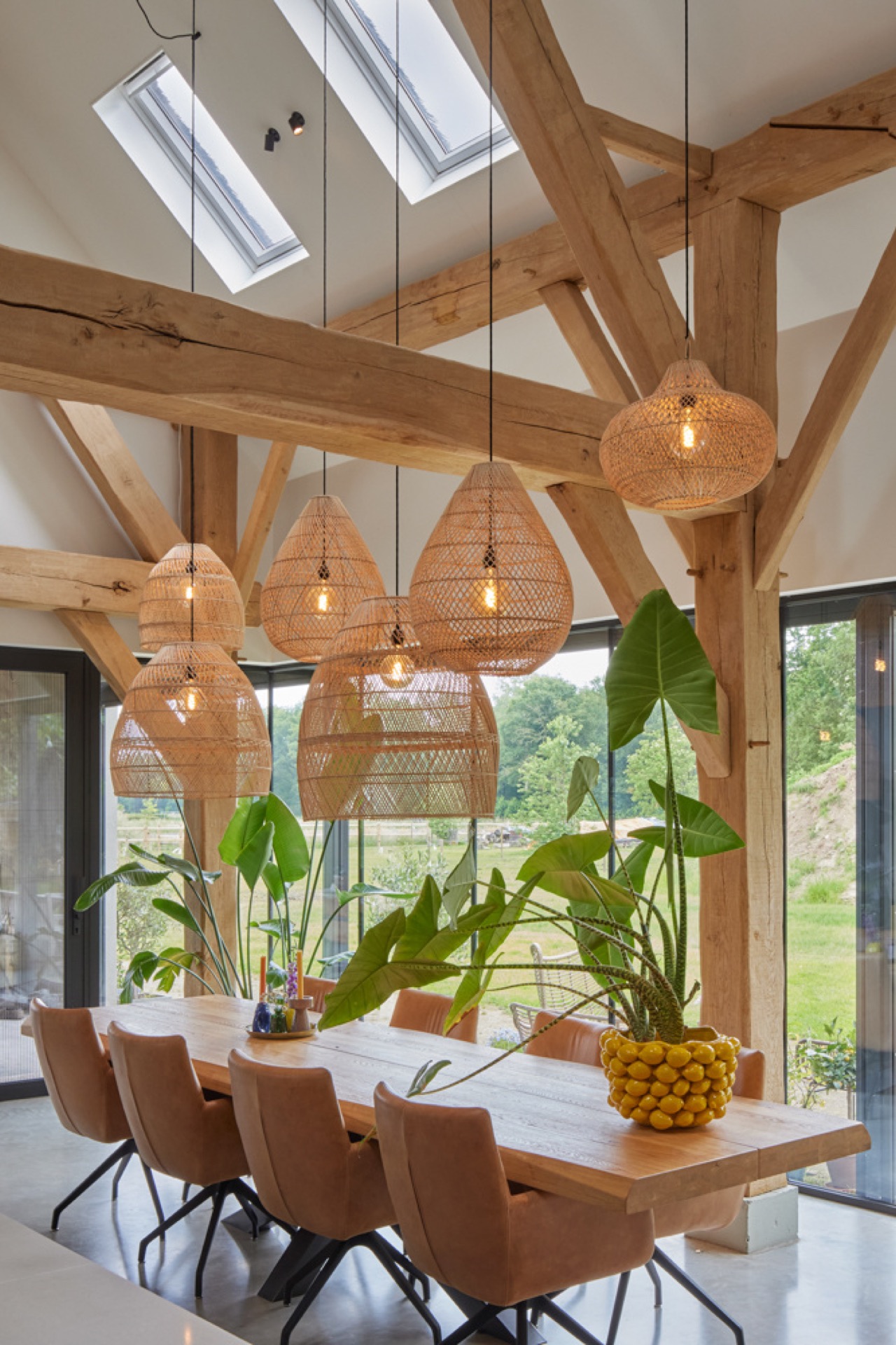 mediterranean-inspired interior with natural light and exposed wooden beams: living room with visible wooden beams and warm, Luxe, Design, Exclusief, Modern, Maatwerk, Bijzondere, Mooie