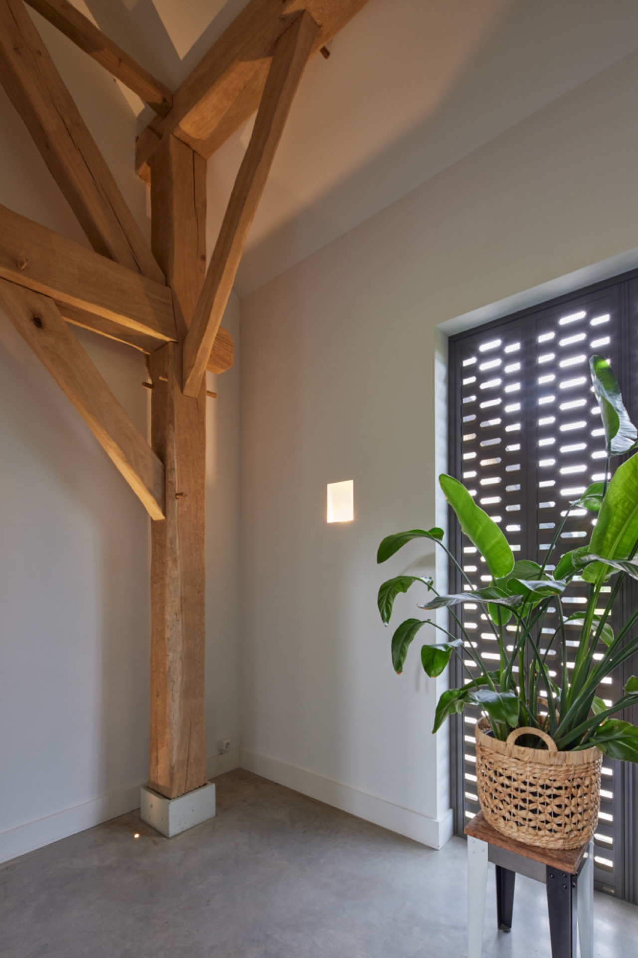 mediterranean-inspired interior with natural light and exposed wooden beams: stairwell with red brick wall, vide view, and, Luxe, Design, Exclusief, Modern, Maatwerk, Bijzondere, Mooie