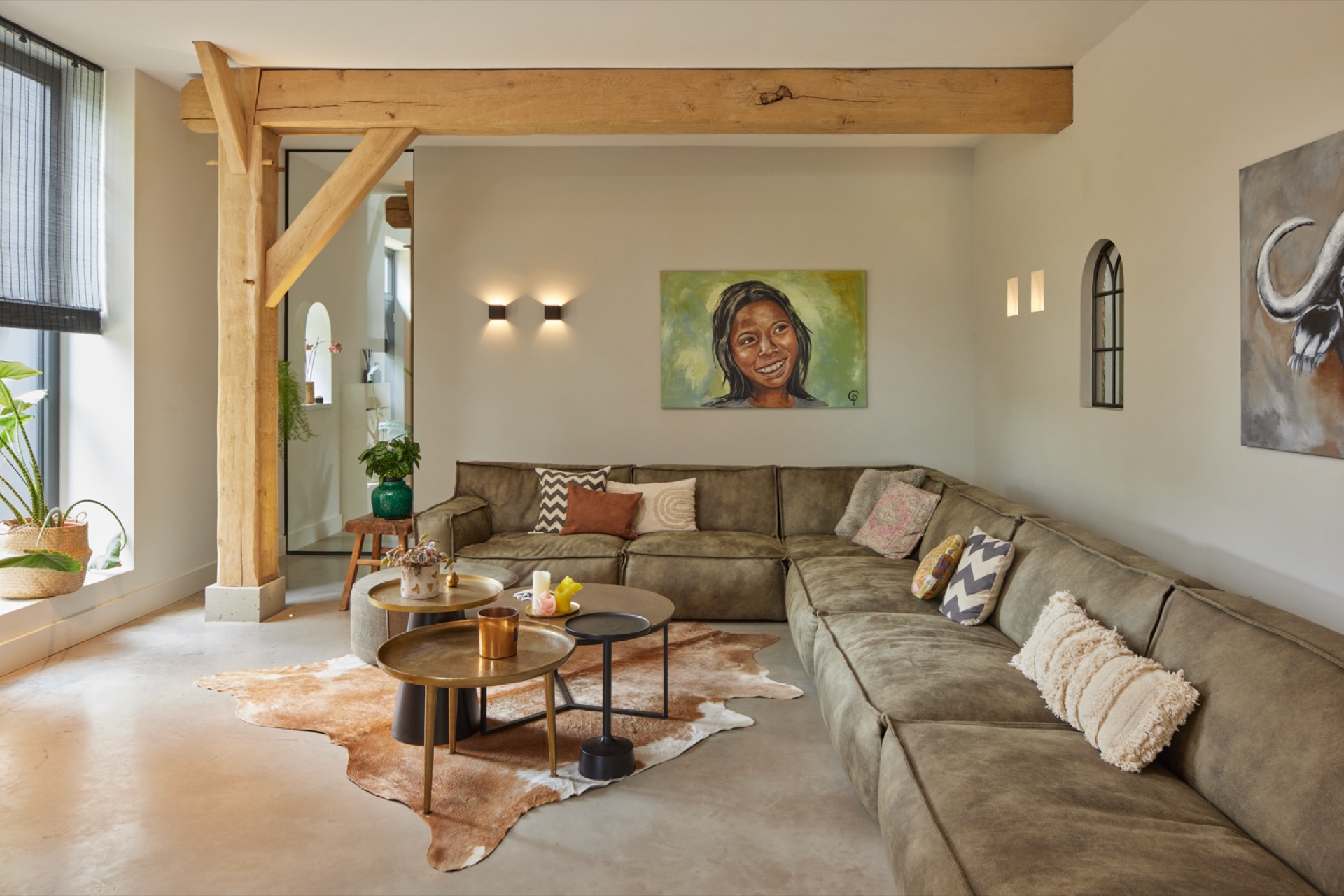 mediterranean-inspired interior with natural light and exposed wooden beams: bathroom with vanity, illuminated niche, and a, Luxe, Design, Exclusief, Modern, Maatwerk, Bijzondere, Mooie