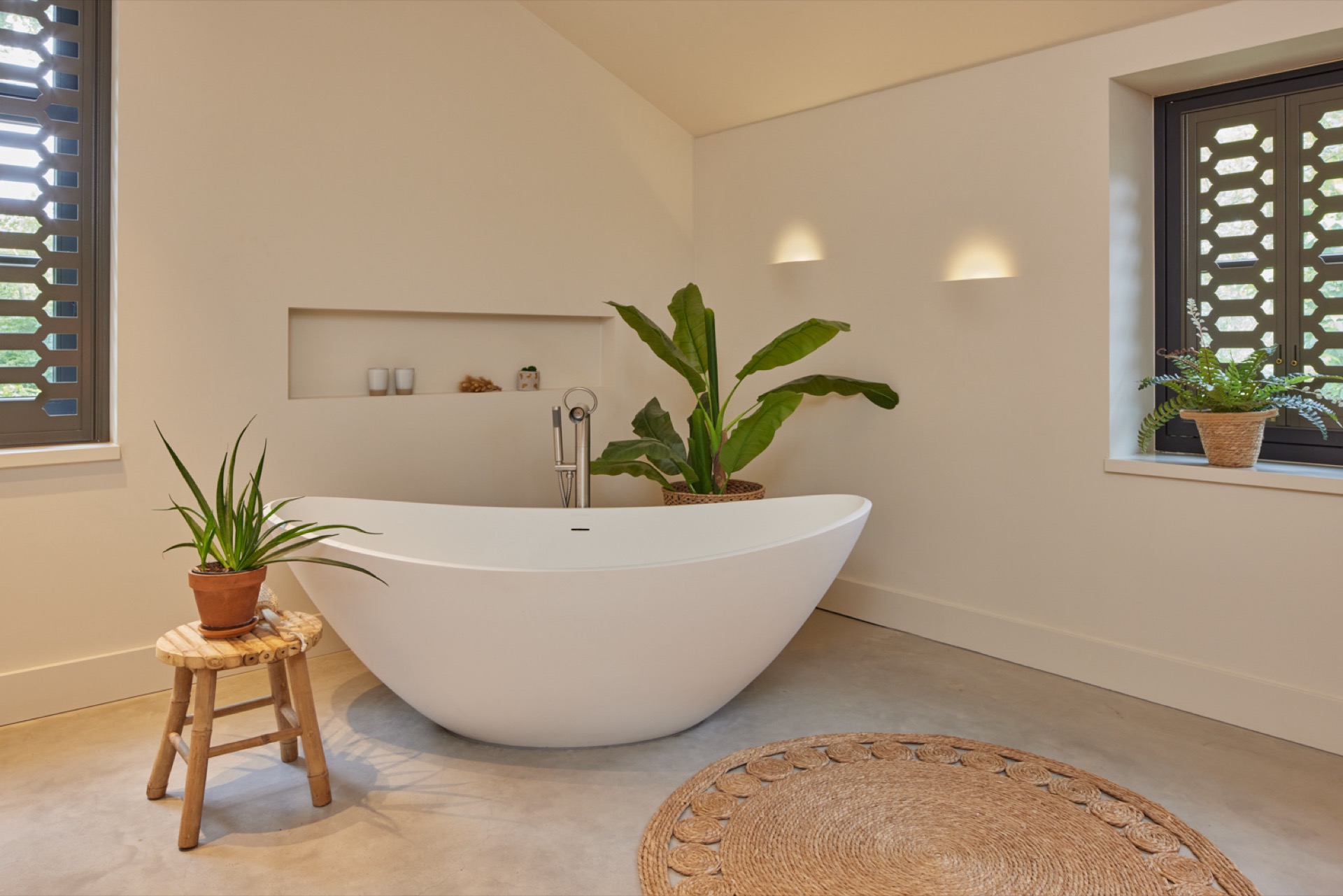mediterranean-inspired interior with natural light and exposed wooden beams: bathroom detail with stone accent wall, warm, Luxe, Design, Exclusief, Modern, Maatwerk, Bijzondere, Mooie