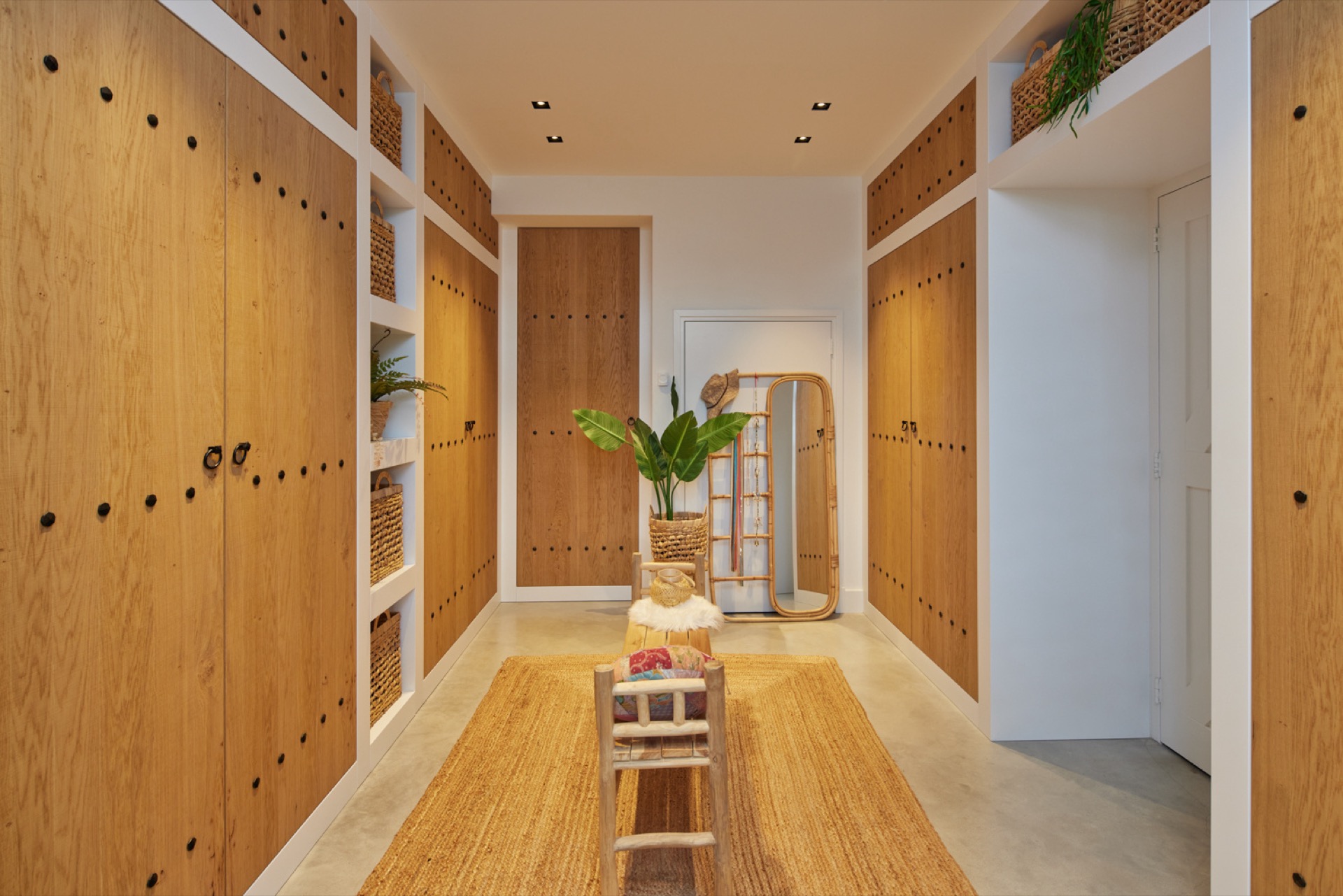 mediterranean-inspired interior with natural light and exposed wooden beams, Luxe, Design, Exclusief, Modern, Maatwerk, Bijzondere, Mooie