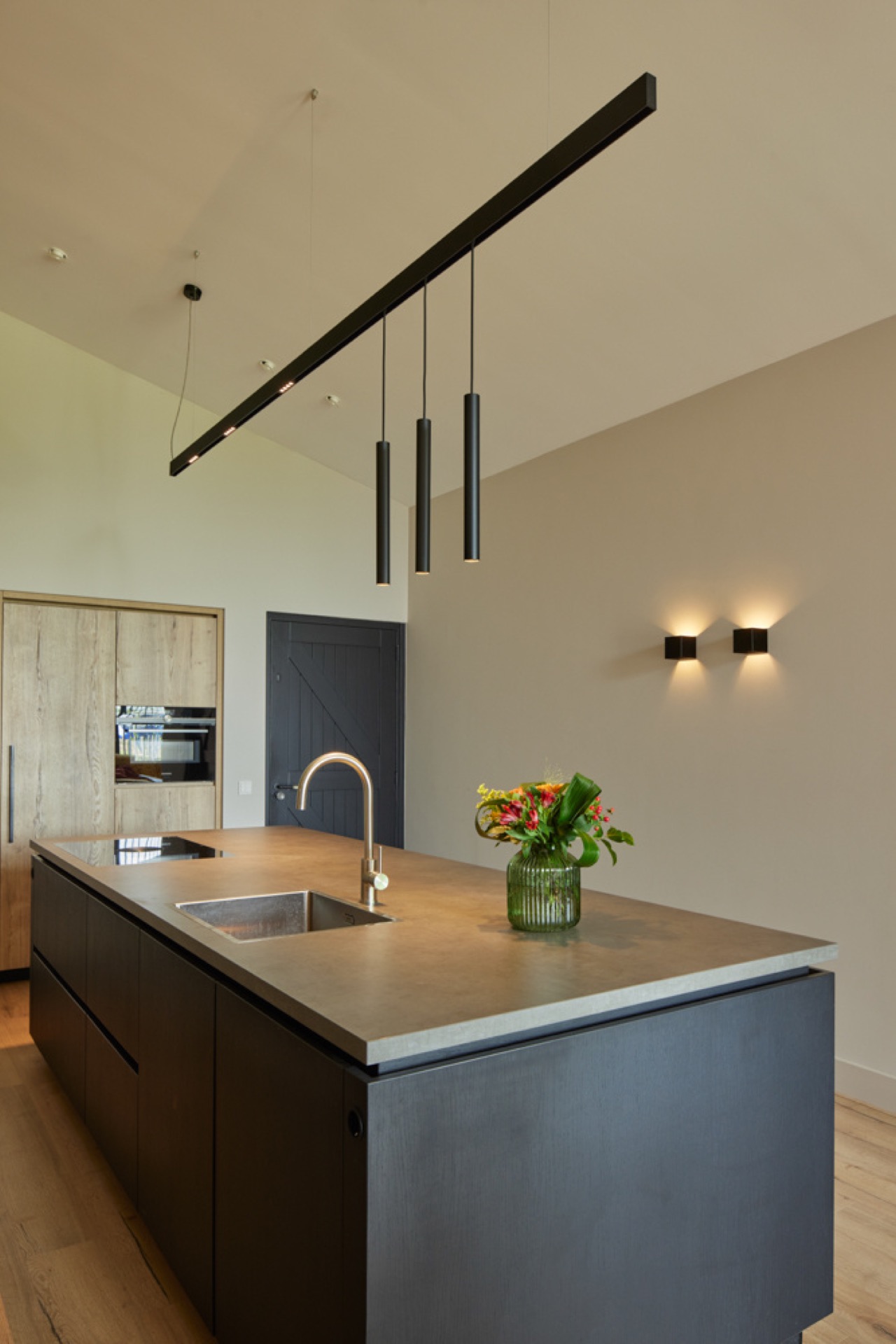 mediterranean-inspired interior with natural light and exposed wooden beams: corner detail with a wooden post and warm wall, Luxe, Design, Exclusief, Modern, Maatwerk, Bijzondere, Mooie