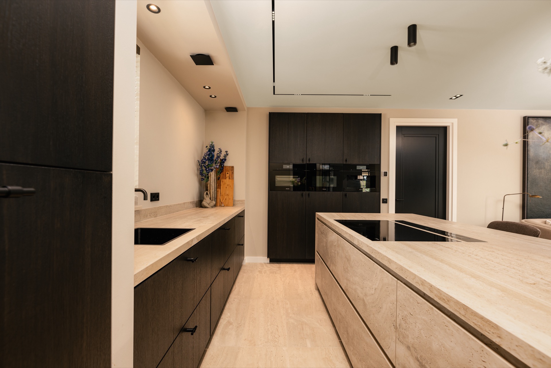 interno su misura in una casa: composizione cucina elegante con mobili scuri, top effetto pietra e elettrodomestici integrati, Luxury, Design, Exclusive, Modern, Custom Made, Special, Beautiful