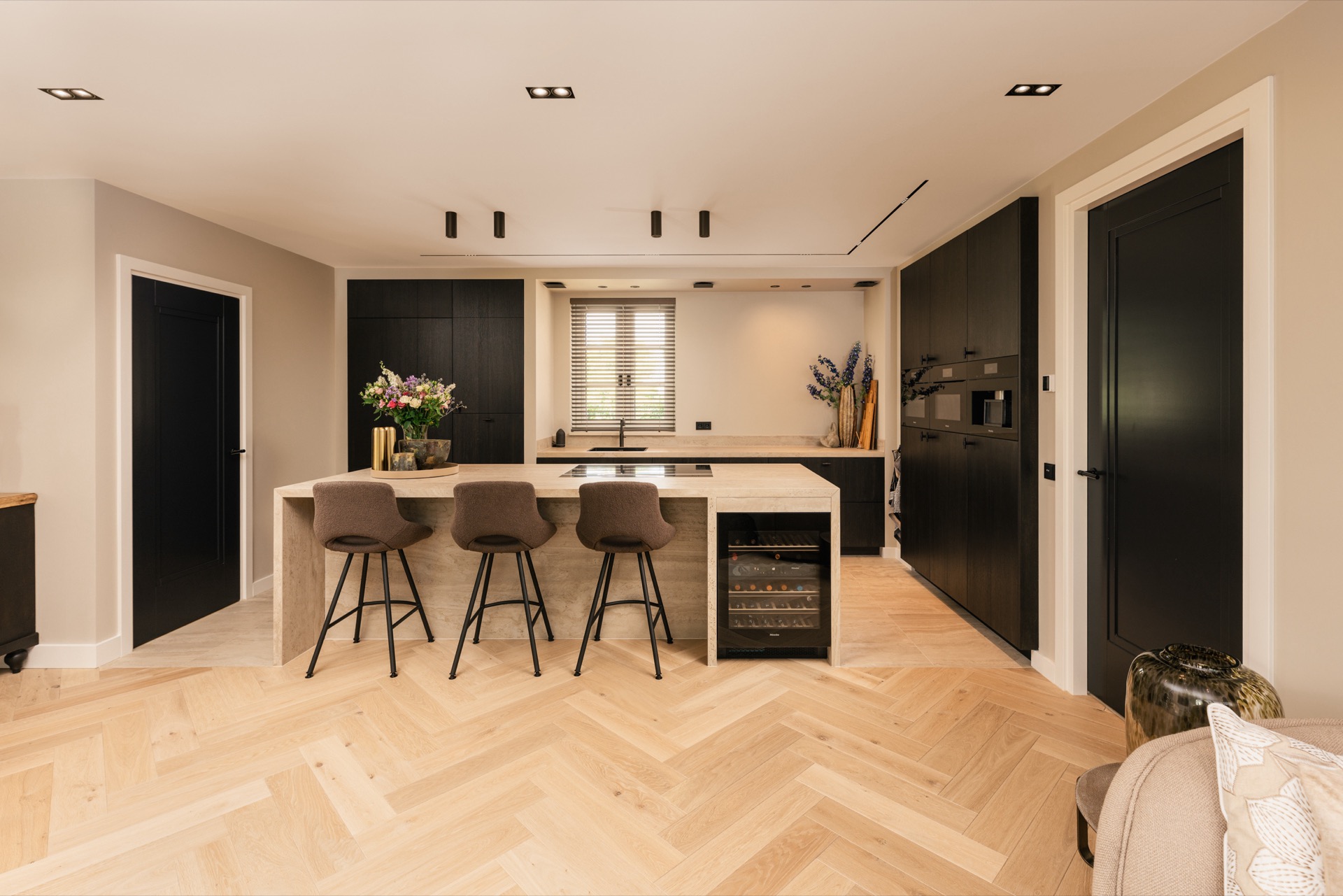 interno su misura in una casa: cucina di lusso con isola e zona bar, mobili scuri e elettrodomestici integrati, Luxury, Design, Exclusive, Modern, Custom Made, Special, Beautiful