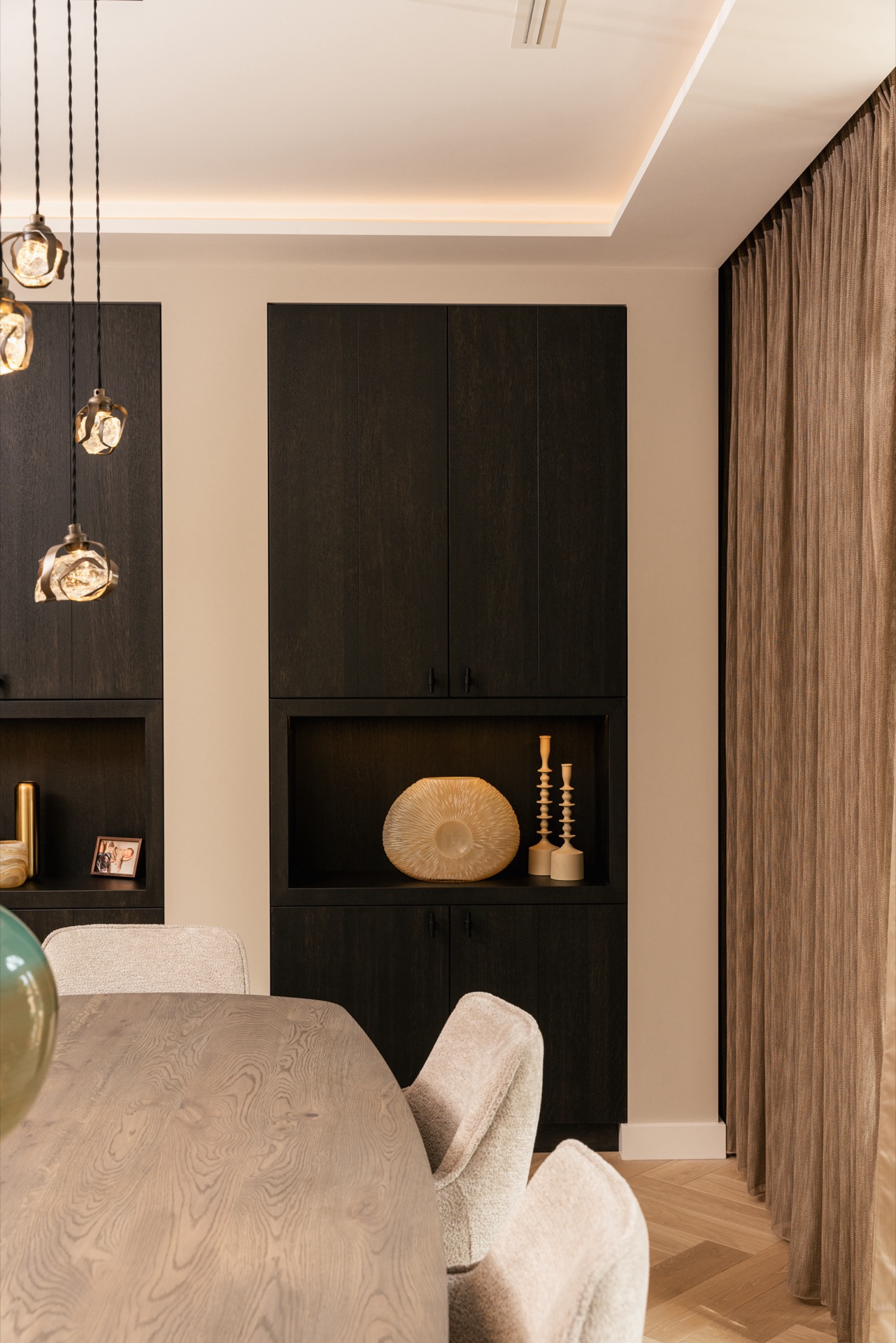 interno su misura in una casa: armadio a parete su misura con ante scure e nicchie illuminate, Luxury, Design, Exclusive, Modern, Custom Made, Special, Beautiful
