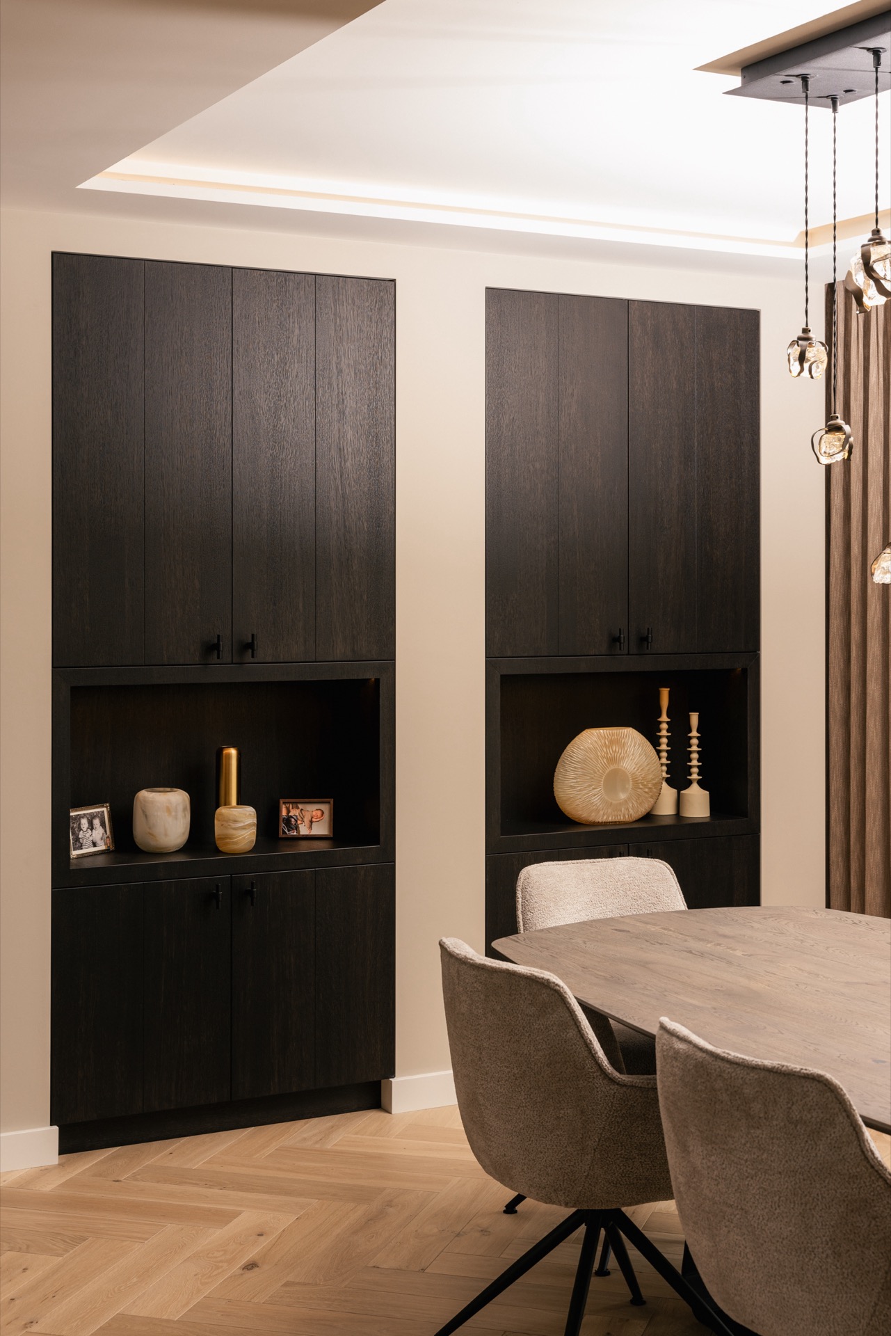 interno su misura in una casa: composizione doppia di armadi a parete con frontali scuri e vani aperti, Luxury, Design, Exclusive, Modern, Custom Made, Special, Beautiful