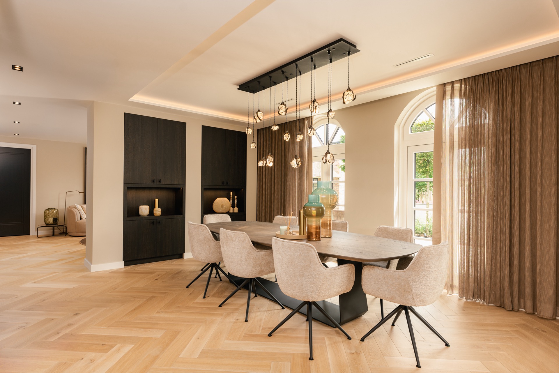 interno su misura in una casa: sala da pranzo con tavolo, luci a sospensione e parete su misura con nicchie illuminate, Luxury, Design, Exclusive, Modern, Custom Made, Special, Beautiful