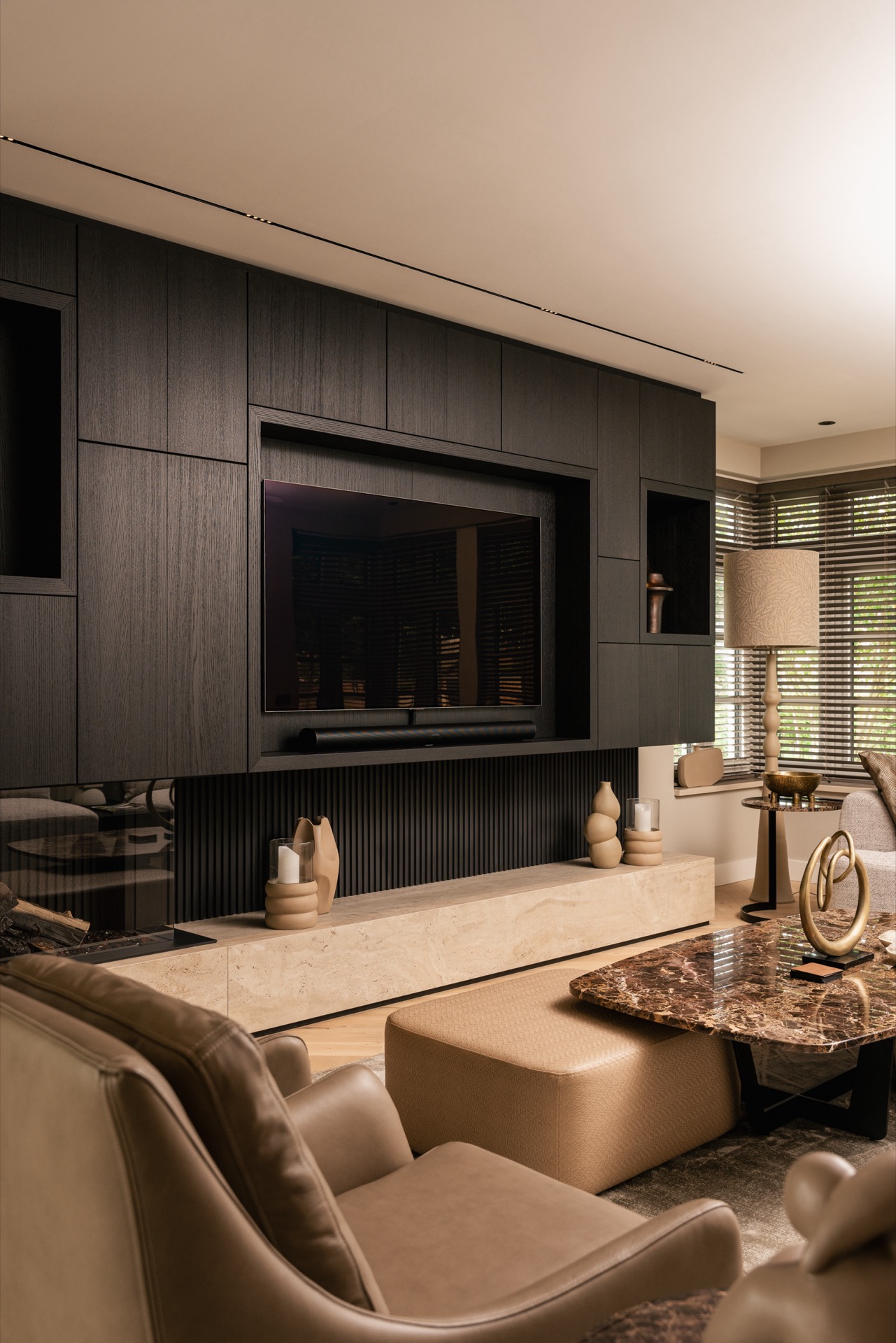 interno su misura in una casa: niscia aperta nel mobile TV e camino scuro con spazio portaoggetti integrato, Luxury, Design, Exclusive, Modern, Custom Made, Special, Beautiful