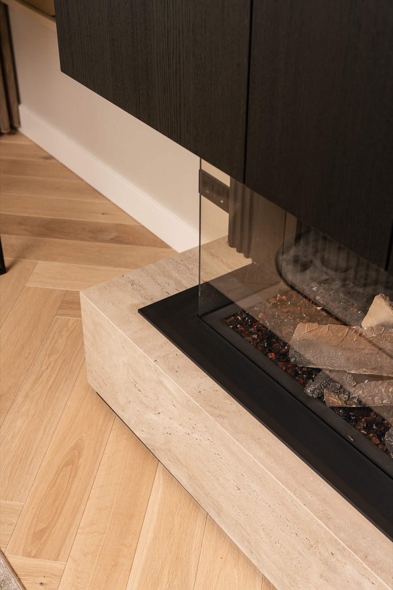 interno su misura in una casa: cabina armadio su misura con parete di armadi, porte nere e nicchia illuminata nell’ingresso, Luxury, Design, Exclusive, Modern, Custom Made, Special, Beautiful