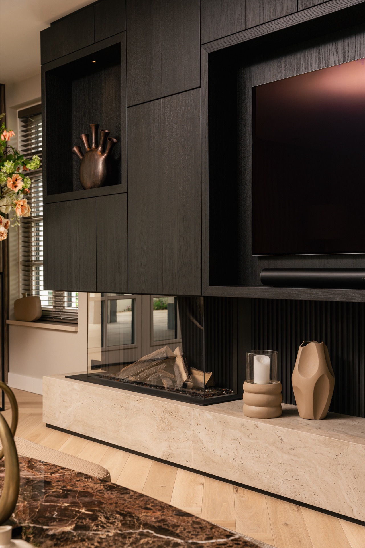 interno su misura in una casa: dettaglio del camino integrato con apertura nera e rivestimento effetto pietra, Luxury, Design, Exclusive, Modern, Custom Made, Special, Beautiful
