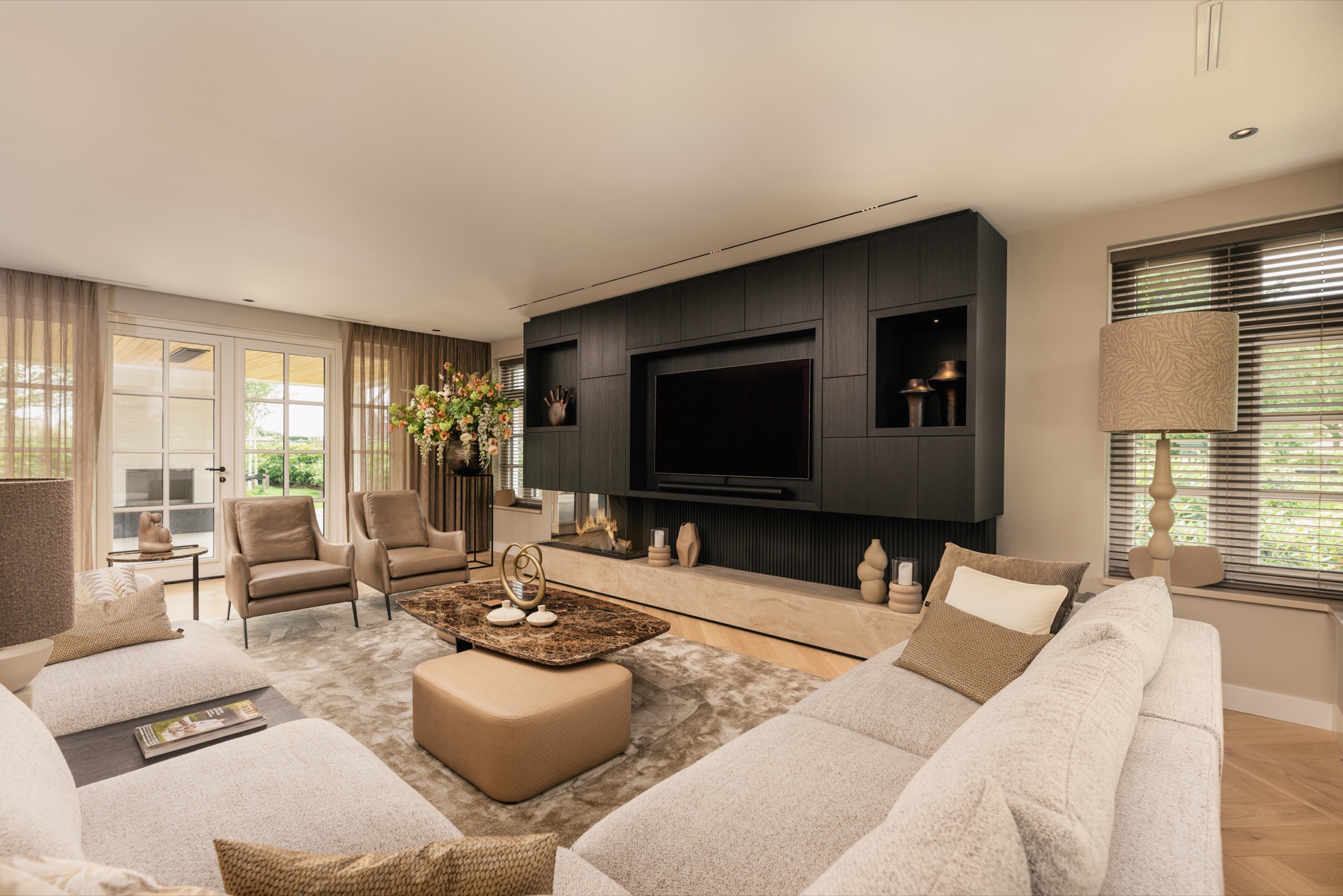 interno su misura in una casa: dettaglio del mobile TV e camino con camino integrato e cornice nera, Luxury, Design, Exclusive, Modern, Custom Made, Special, Beautiful