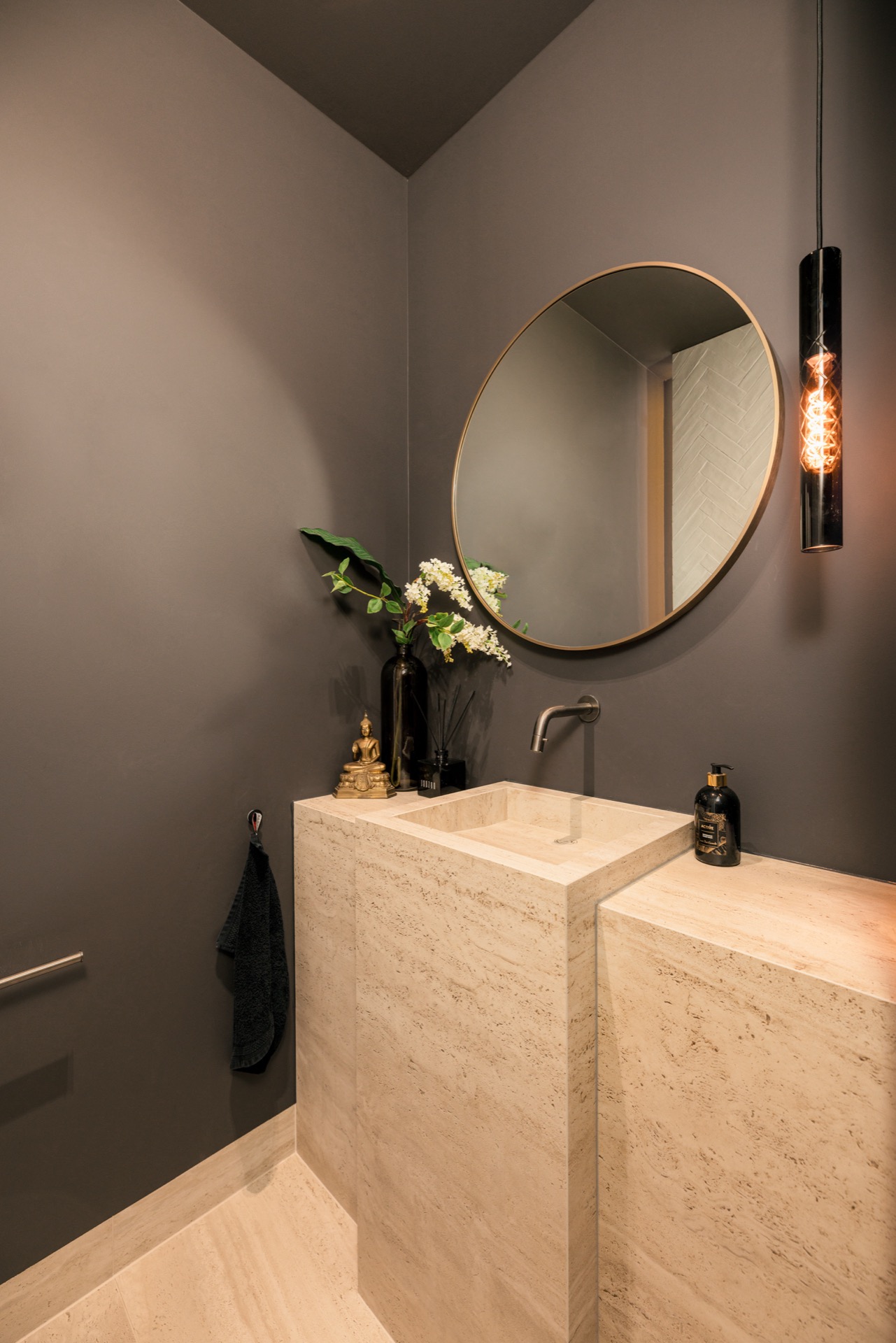 interno su misura in una casa: mobile bagno con blocco lavabo doppio, nicchia dello specchio illuminata e finitura effetto, Luxury, Design, Exclusive, Modern, Custom Made, Special, Beautiful
