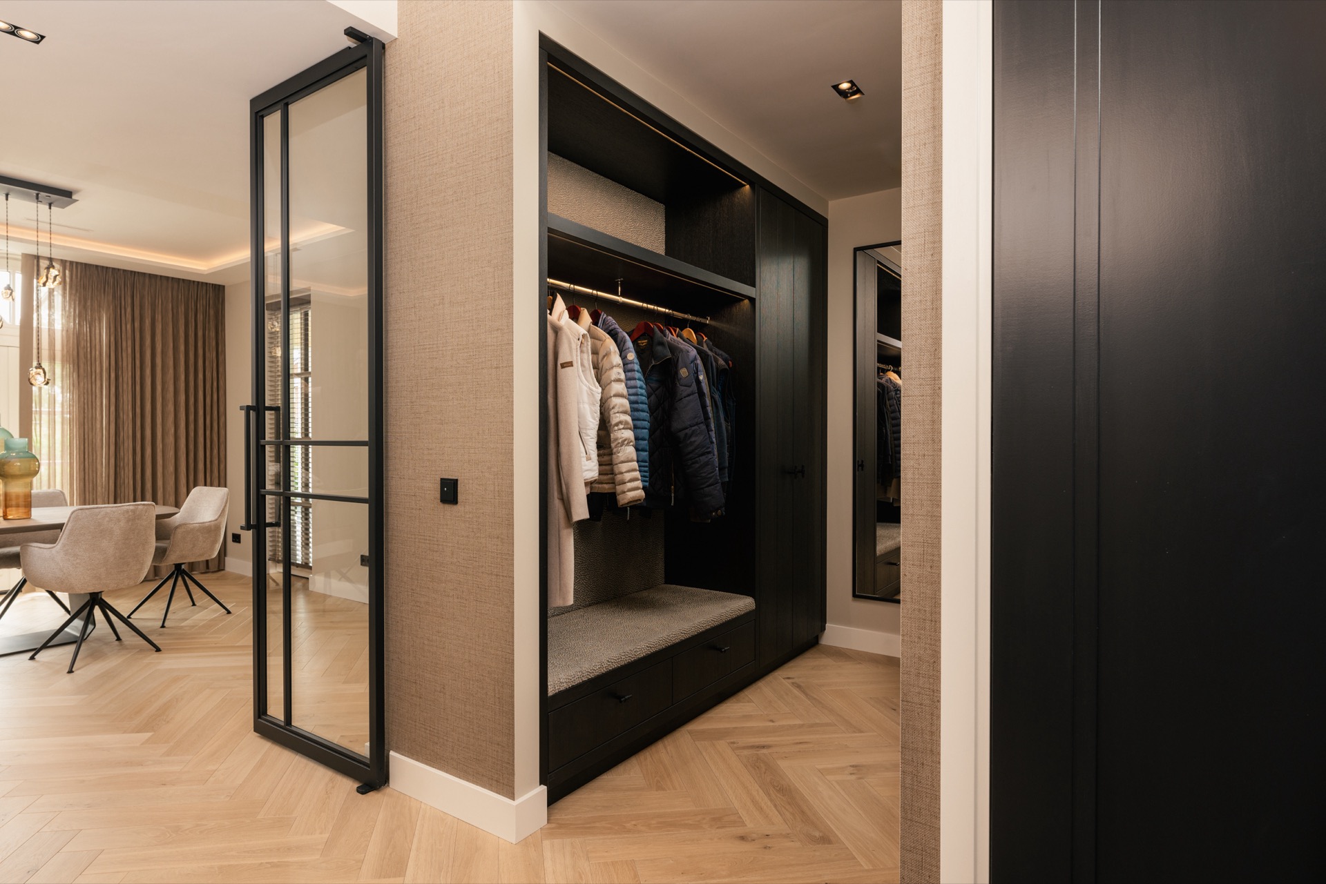 interno su misura in una casa: ingresso con scala, porta in vetro e lampadari sospesi con vista sul soggiorno, Luxury, Design, Exclusive, Modern, Custom Made, Special, Beautiful