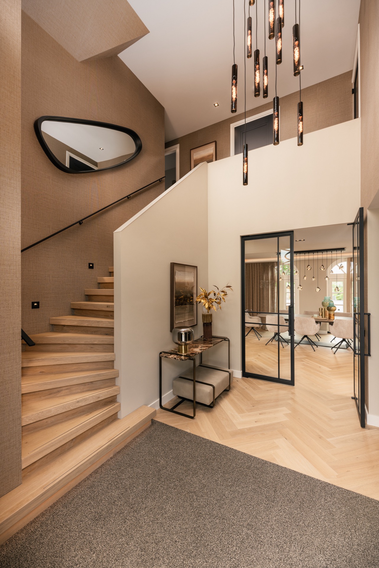 interno su misura in una casa: lavabo angolare con piano effetto pietra, specchio rotondo e rubinetto a parete, Luxury, Design, Exclusive, Modern, Custom Made, Special, Beautiful