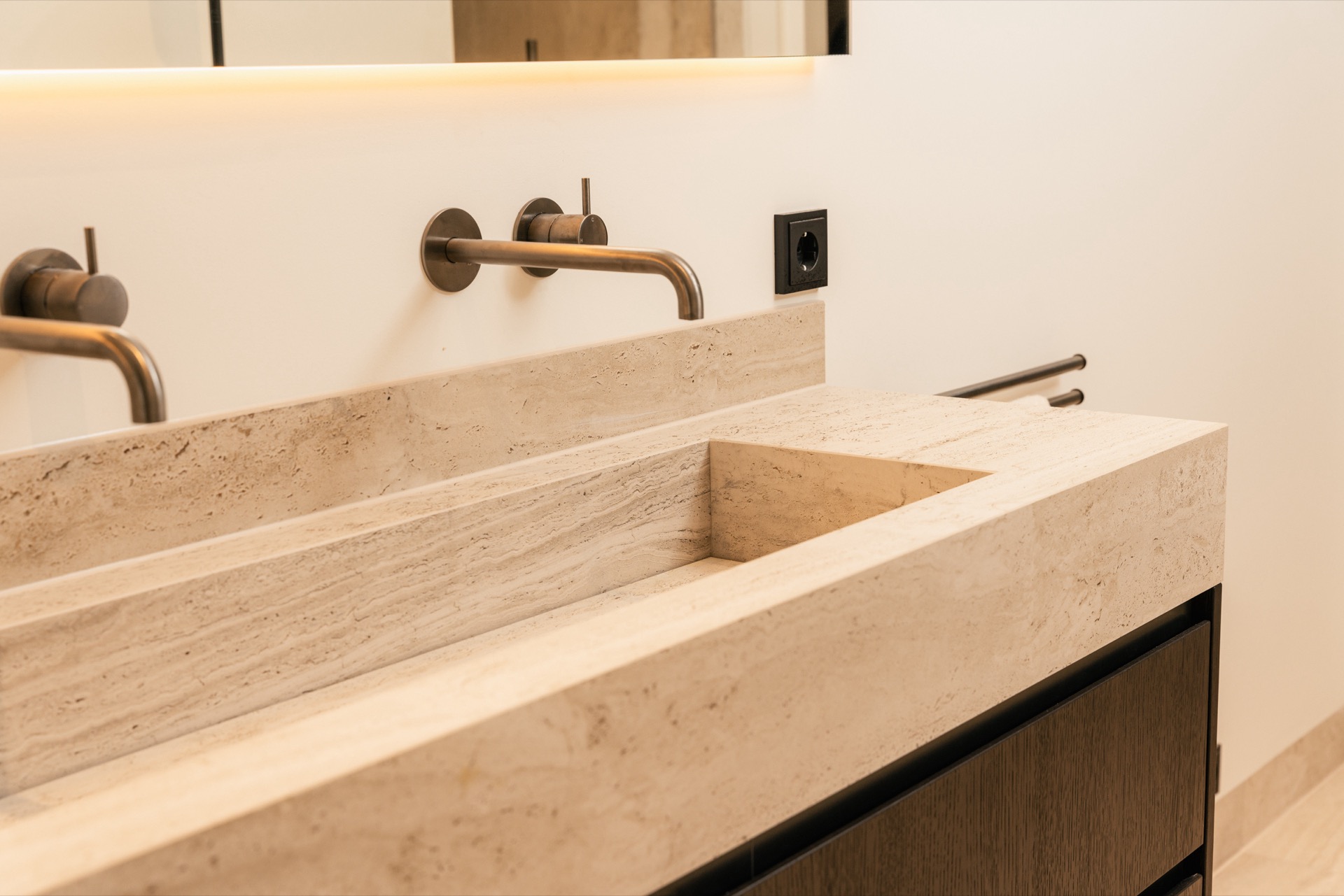 interno su misura in una casa: dettaglio del piano lavabo effetto pietra con bordi dritti e venature, Luxury, Design, Exclusive, Modern, Custom Made, Special, Beautiful