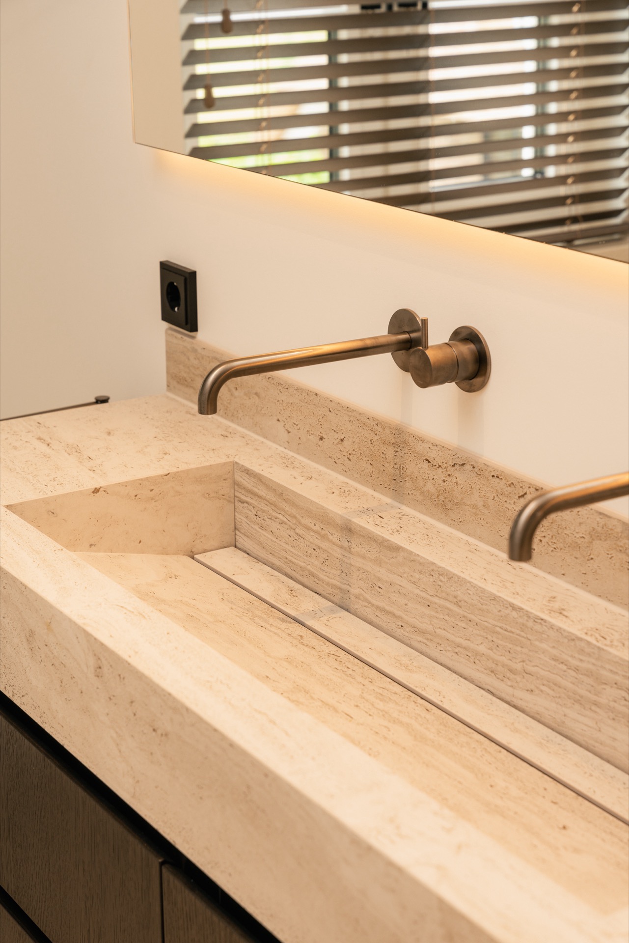 interno su misura in una casa: dettaglio bagno: rubinetto metallico sul bordo del lavabo effetto pietra con giunti puliti, Luxury, Design, Exclusive, Modern, Custom Made, Special, Beautiful