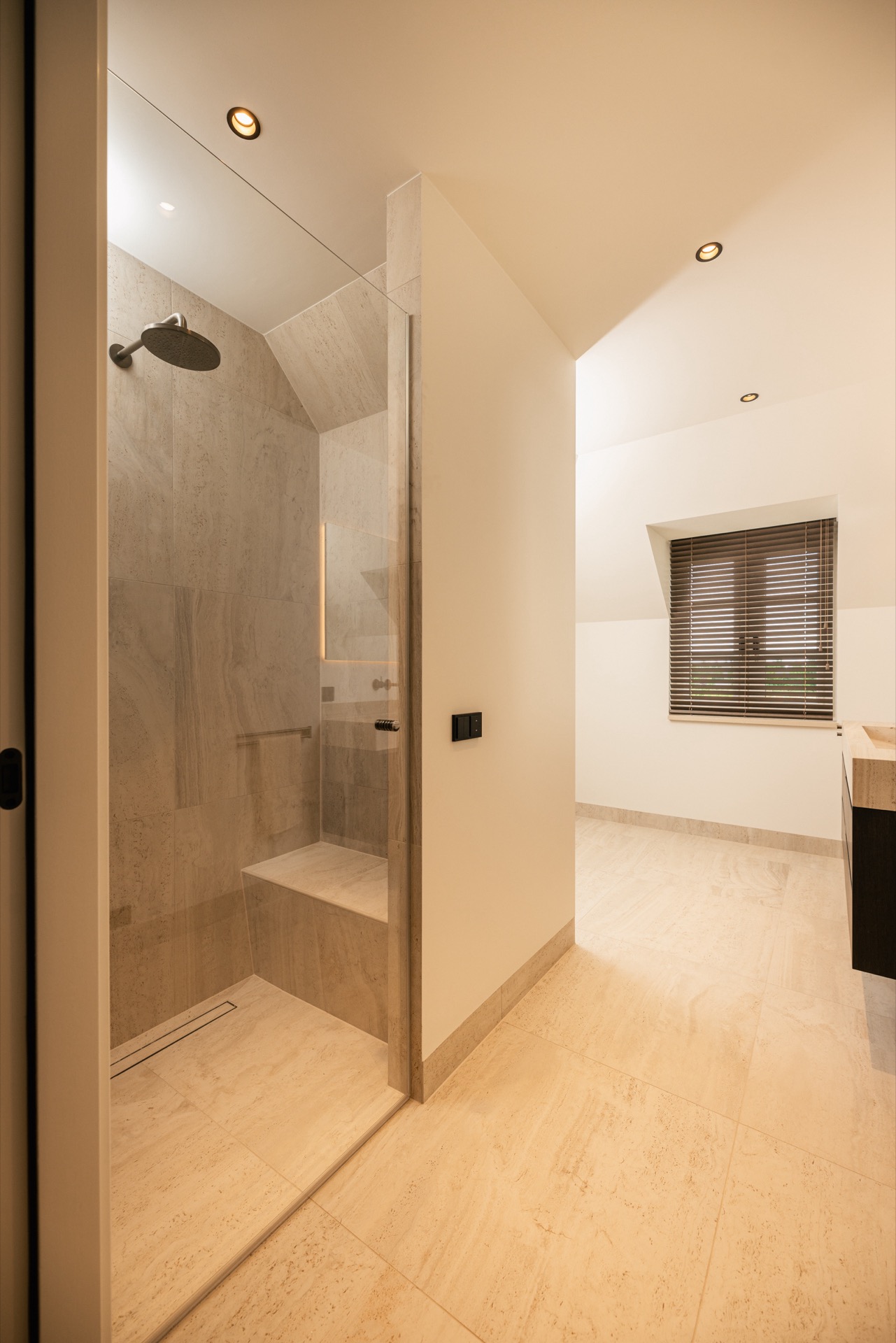 interno su misura in una casa: doccia walk-in con parete in vetro e piastrelle effetto pietra beige, Luxury, Design, Exclusive, Modern, Custom Made, Special, Beautiful