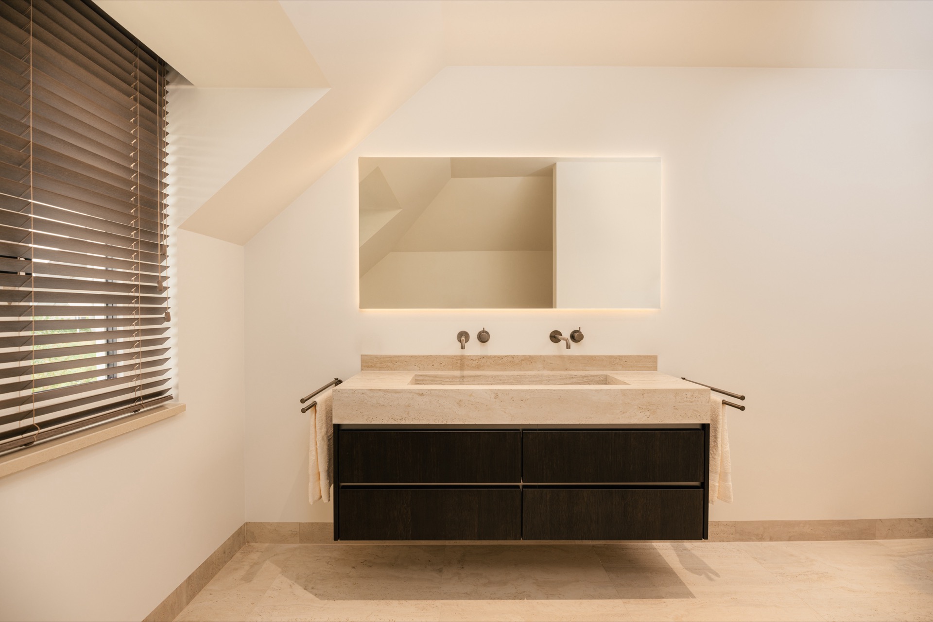 interno su misura in una casa: dettaglio lavabo bagno con piano effetto pietra e rubinetteria metallica, Luxury, Design, Exclusive, Modern, Custom Made, Special, Beautiful