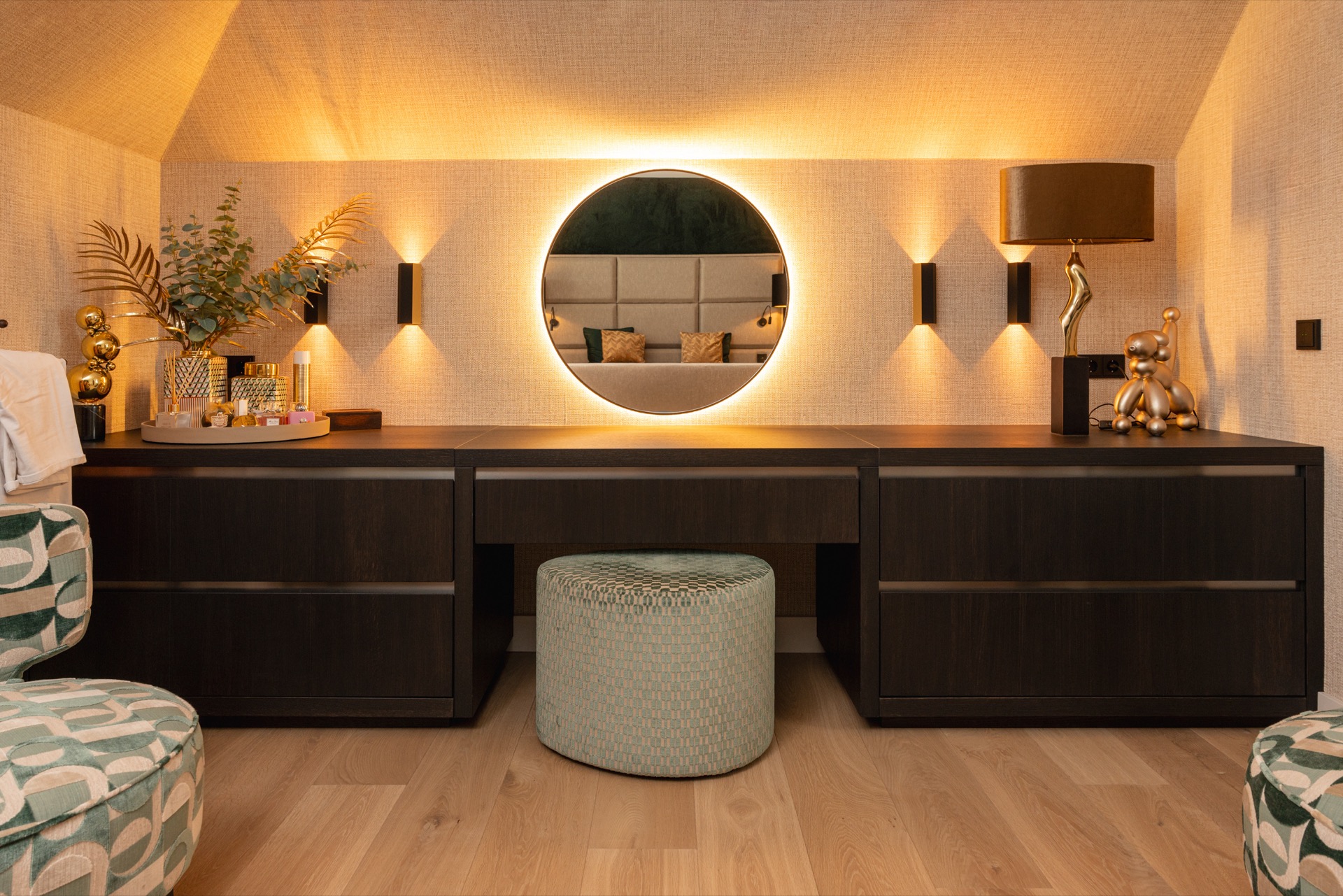 interno su misura in una casa: camera da letto con parete armadio su misura, specchio rotondo e luce calda a parete, Luxury, Design, Exclusive, Modern, Custom Made, Special, Beautiful