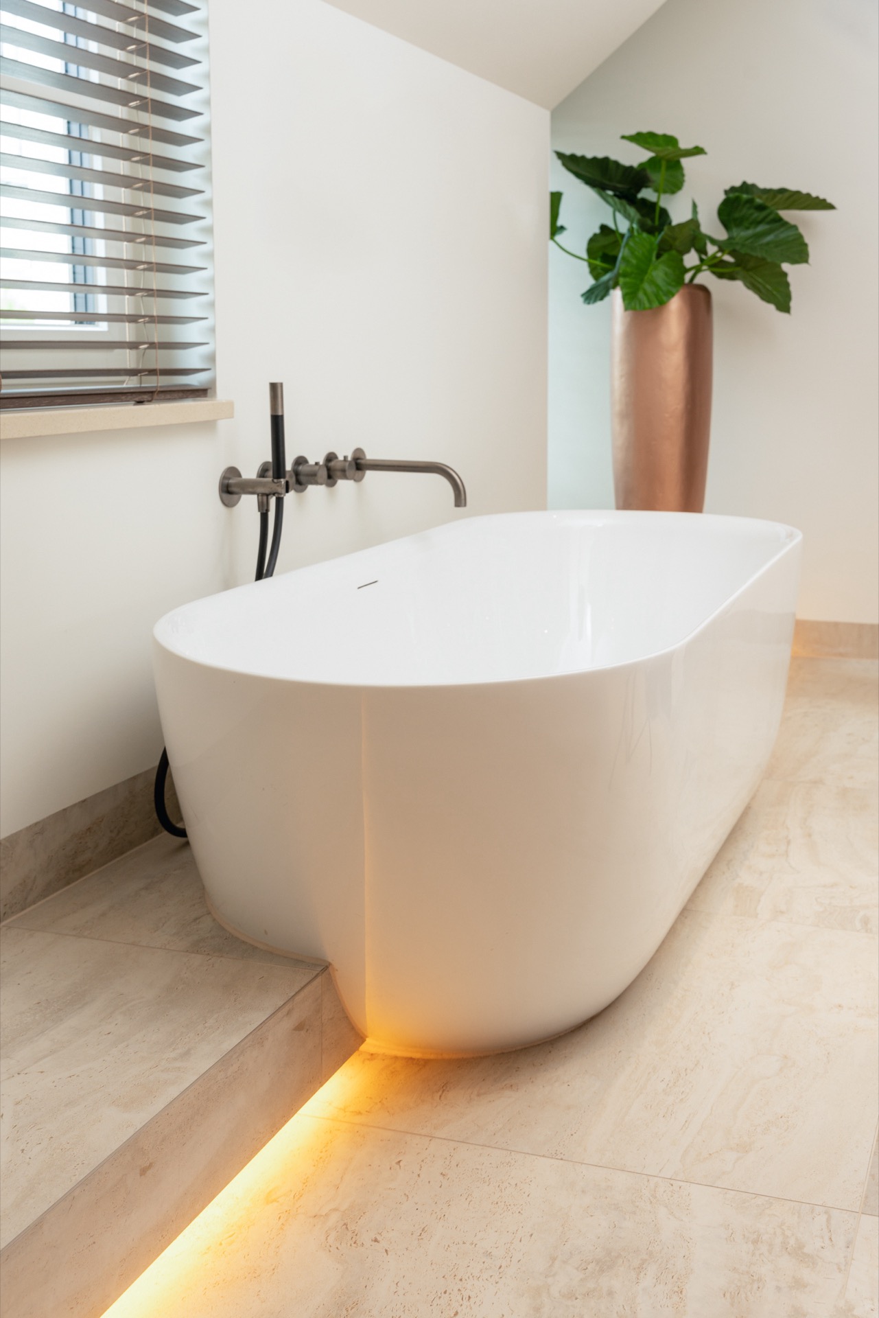 interno su misura in una casa: bagno con vasca freestanding, piastrelle effetto pietra a pavimento e finestra con tapparelle, Luxury, Design, Exclusive, Modern, Custom Made, Special, Beautiful