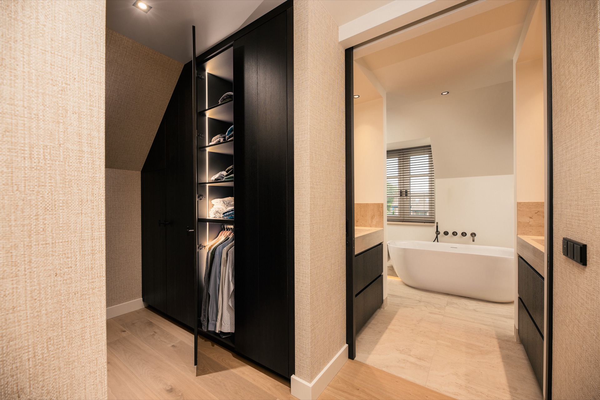 interno su misura in una casa: cabina armadio con vani aperti illuminati e vista verso il bagno, Luxury, Design, Exclusive, Modern, Custom Made, Special, Beautiful
