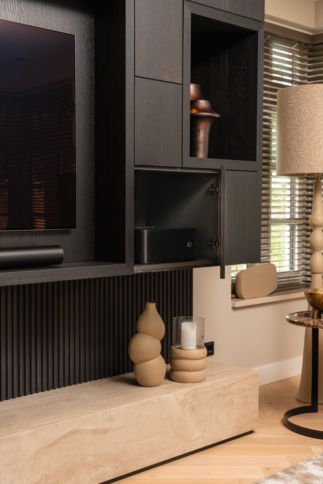 interno su misura in una casa: camino integrato con rivestimento effetto pietra, parete di armadi scura e luce in nicchia, Luxury, Design, Exclusive, Modern, Custom Made, Special, Beautiful
