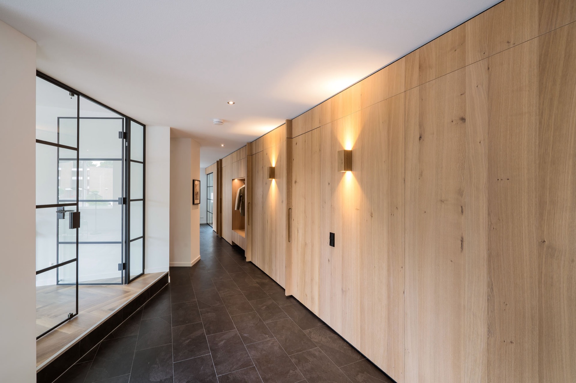 soffitto acustico per soggiorno cucina corridoio: corridoio moderno con parete in legno, porta in vetro e faretti a incasso, Luxury, Design, Exclusive, Modern, Custom Made, Special, Beautiful